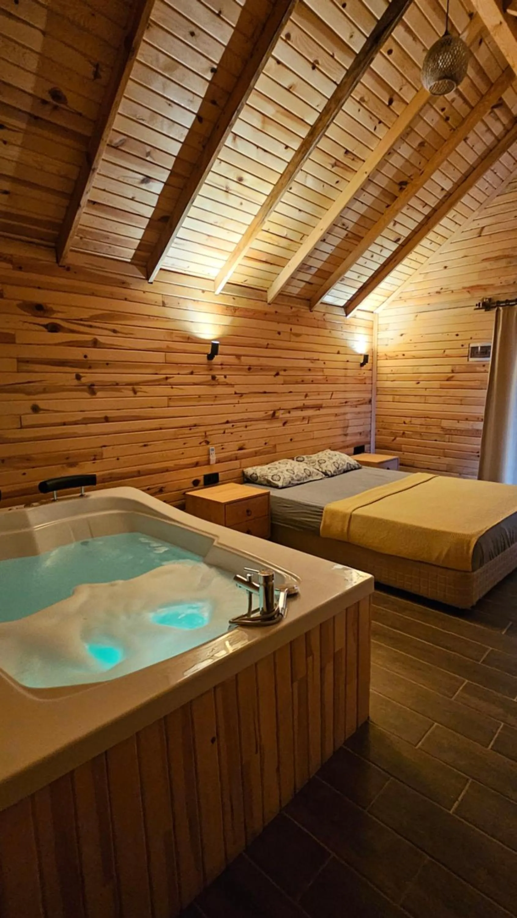 Photo of the whole room, Bed in Aroma Butik Hotel