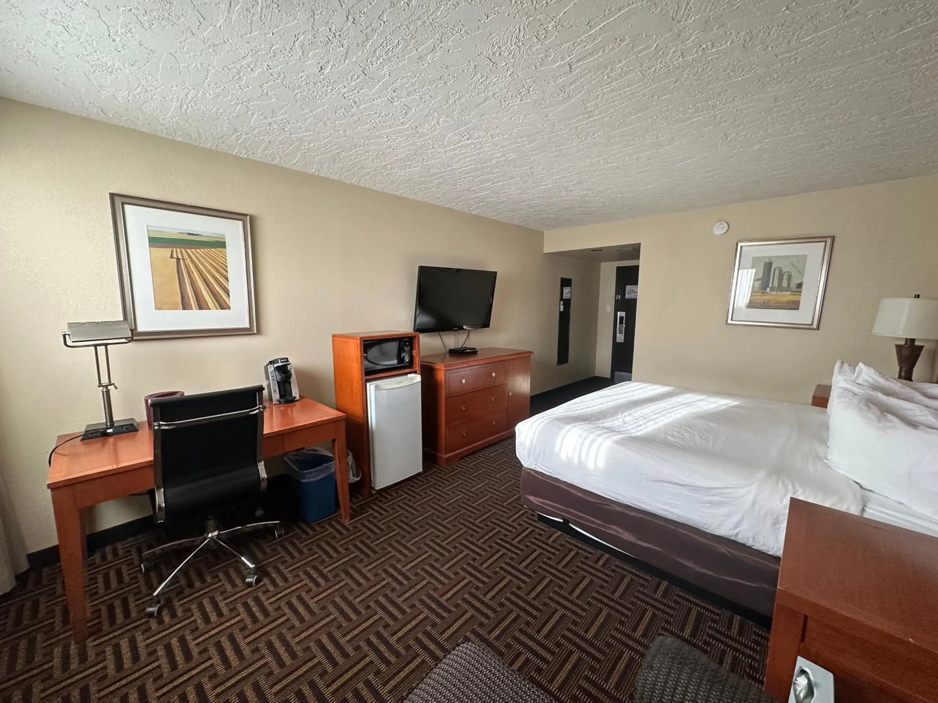 Queen Room - Non-Smoking in Wyndham Garden Medicine Hat Conference Center Queen Room - Non-Smoking in Wyndham Garden Medicine Hat Conference Center