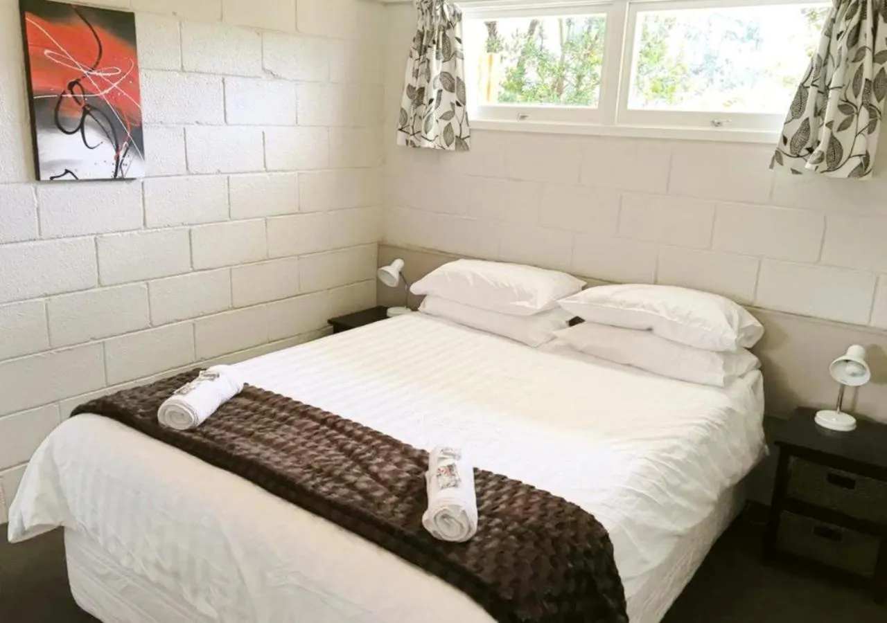 Bed in Sapphire Springs Holiday Park and Thermal Pools