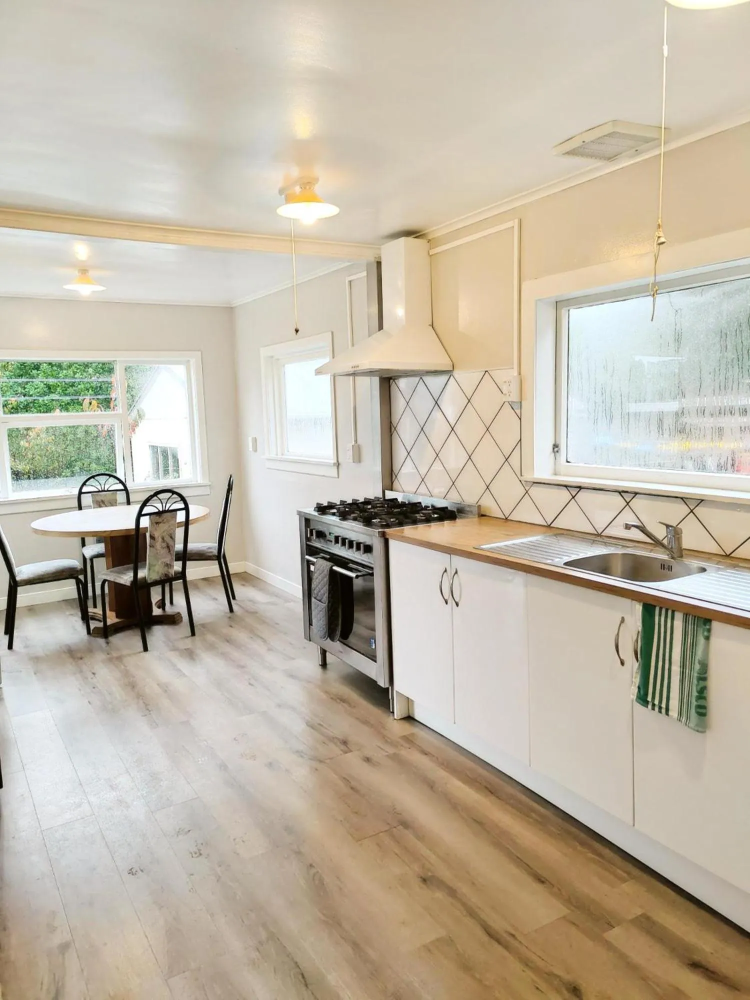 Kitchen or kitchenette in Sapphire Springs Holiday Park and Thermal Pools