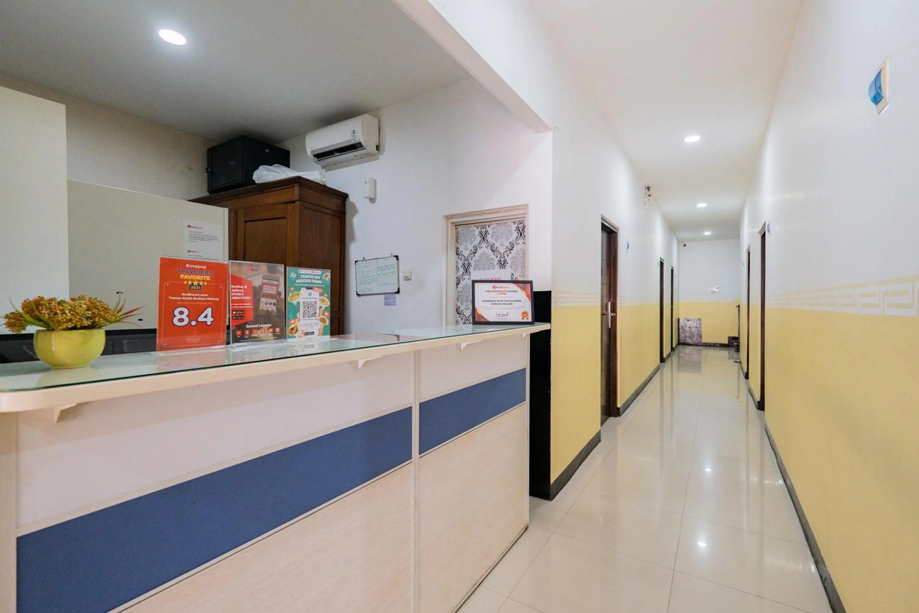 Lobby or reception in RedDoorz near Taman Krida Budaya Malang