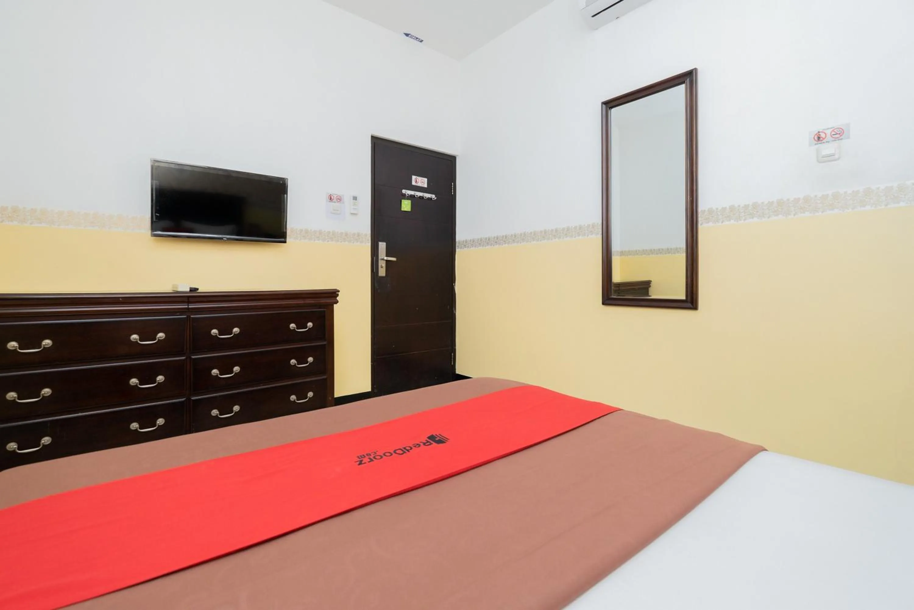 Bed in RedDoorz near Taman Krida Budaya Malang