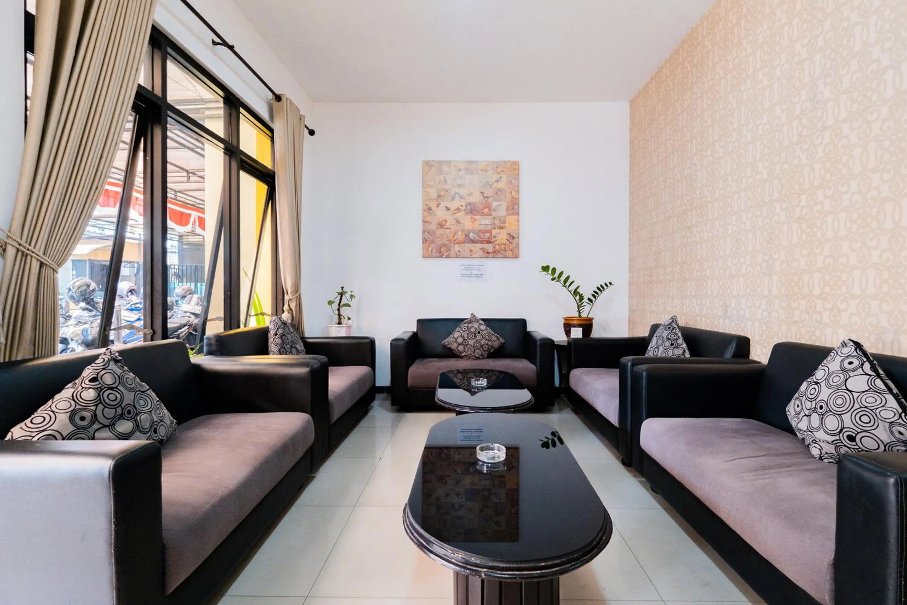 Seating area in RedDoorz near Taman Krida Budaya Malang