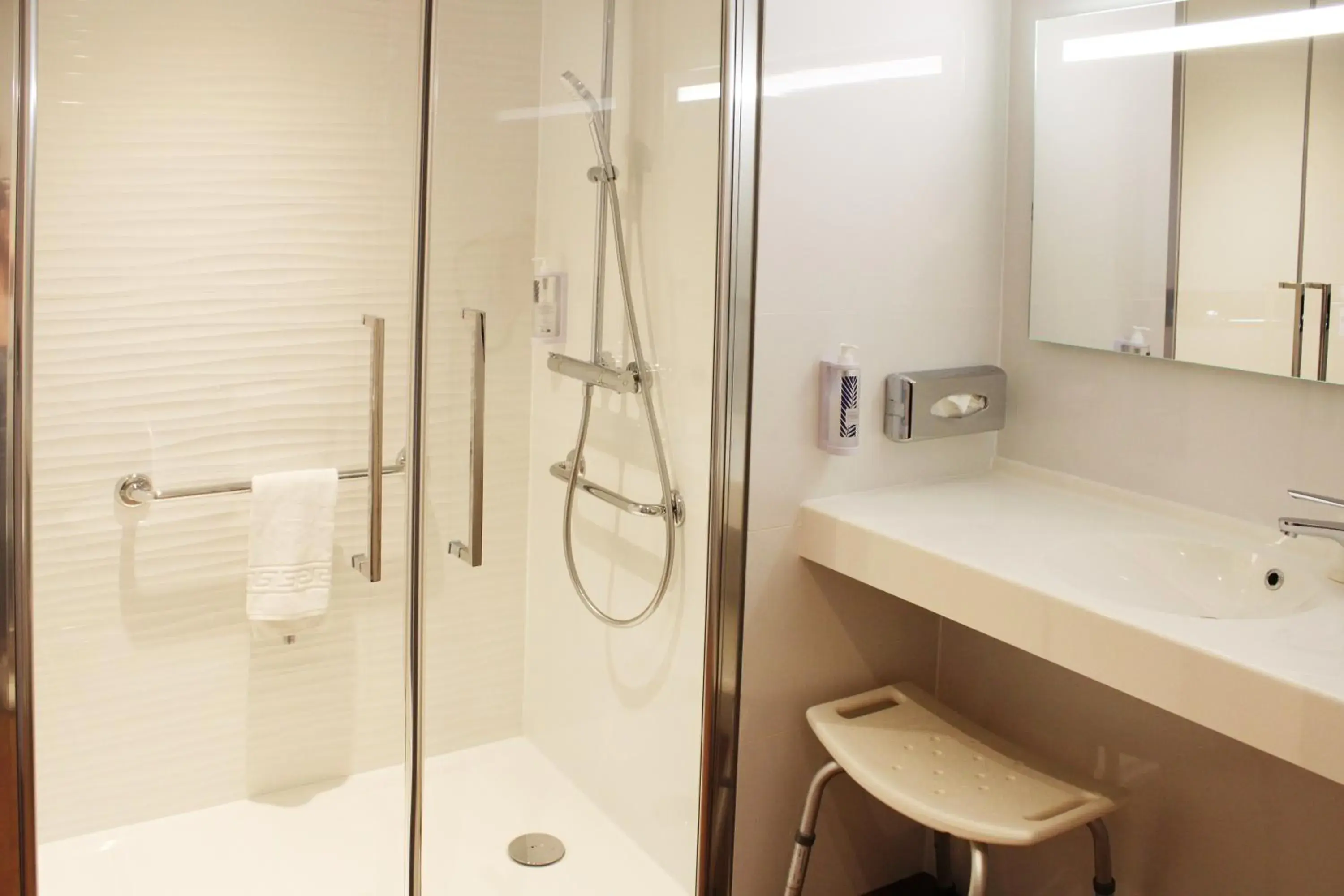 Double Room with disabled access in Westotel Nantes Atlantique Double Room with disabled access in Westotel Nantes Atlantique