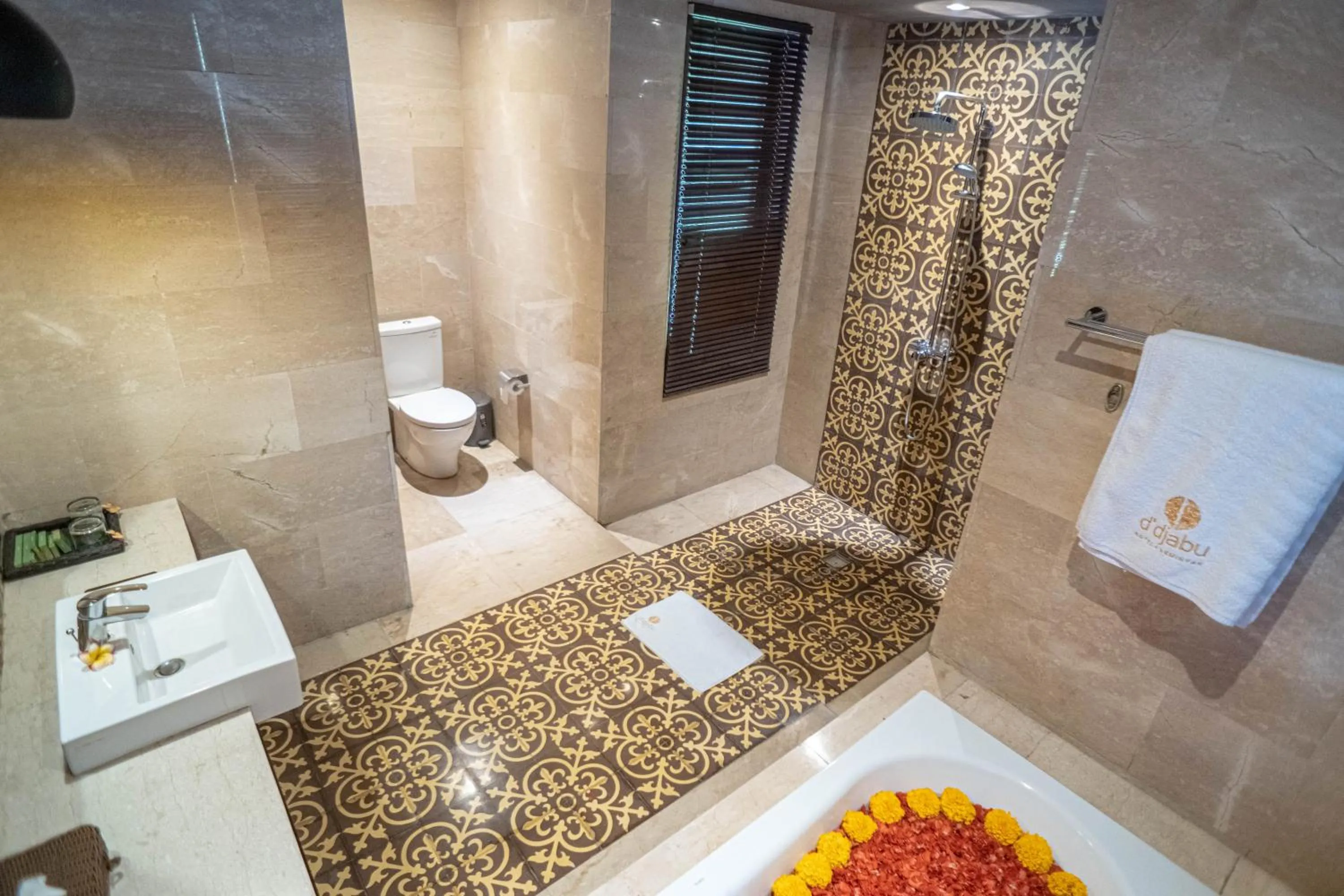 Shower in djabu Echo Beach Hotel