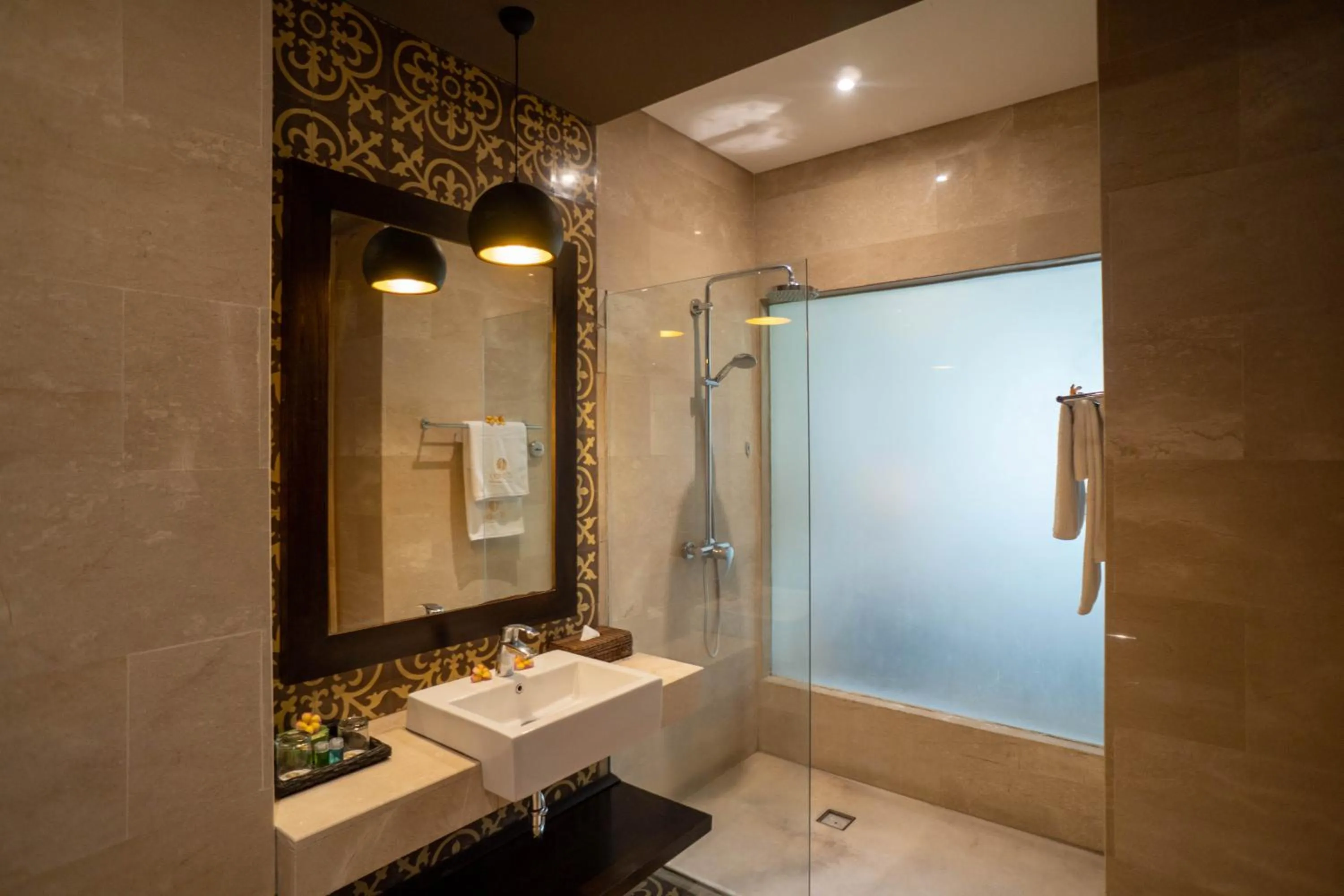 Shower in djabu Echo Beach Hotel