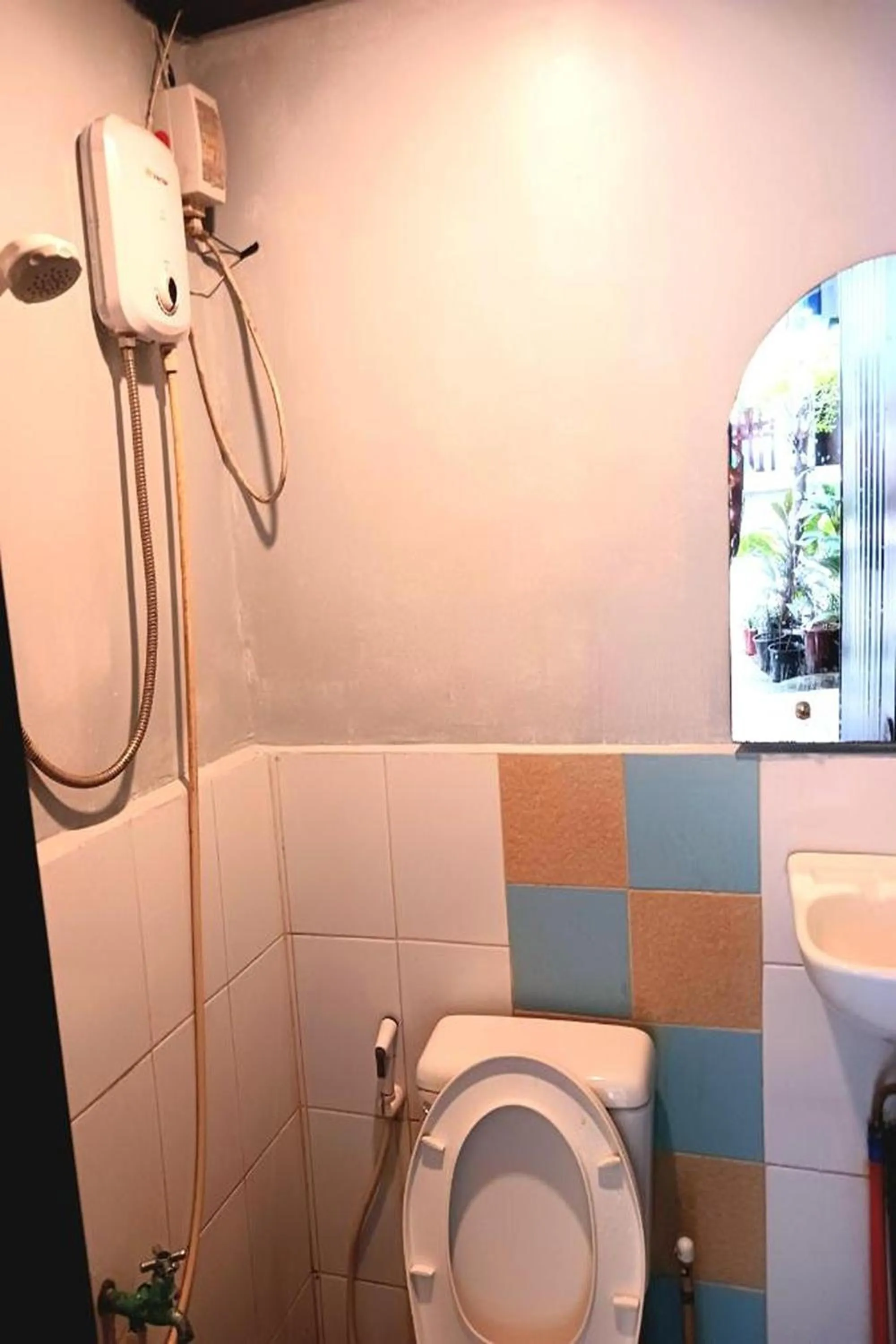 Shower in Hometel Barrio House Mactan