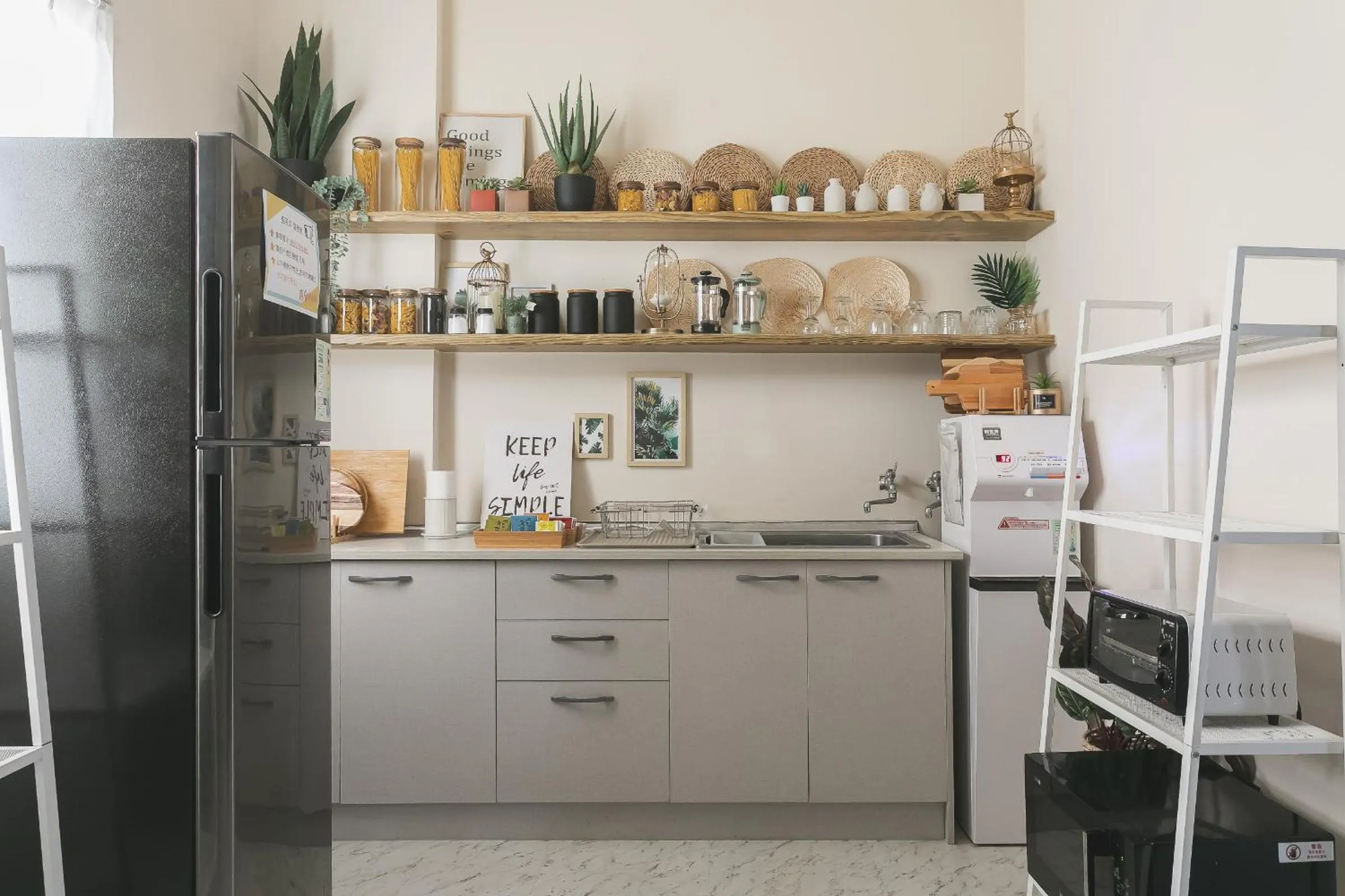 Communal kitchen in Tainan Haian Art Apartment