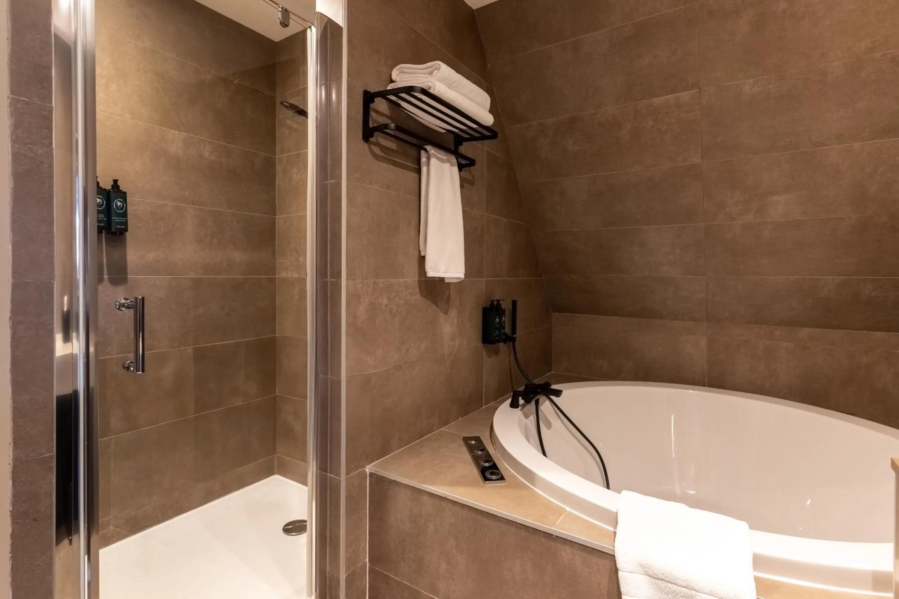 Bathroom in Château Jeanne & The Forest - Château de Montvillargenne