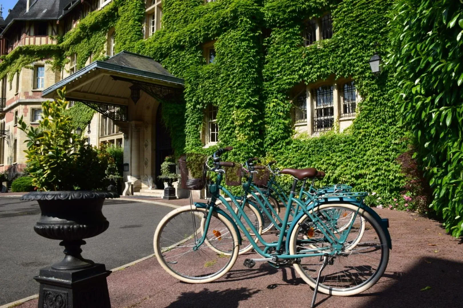 Cycling in Château Jeanne & The Forest - Château de Montvillargenne