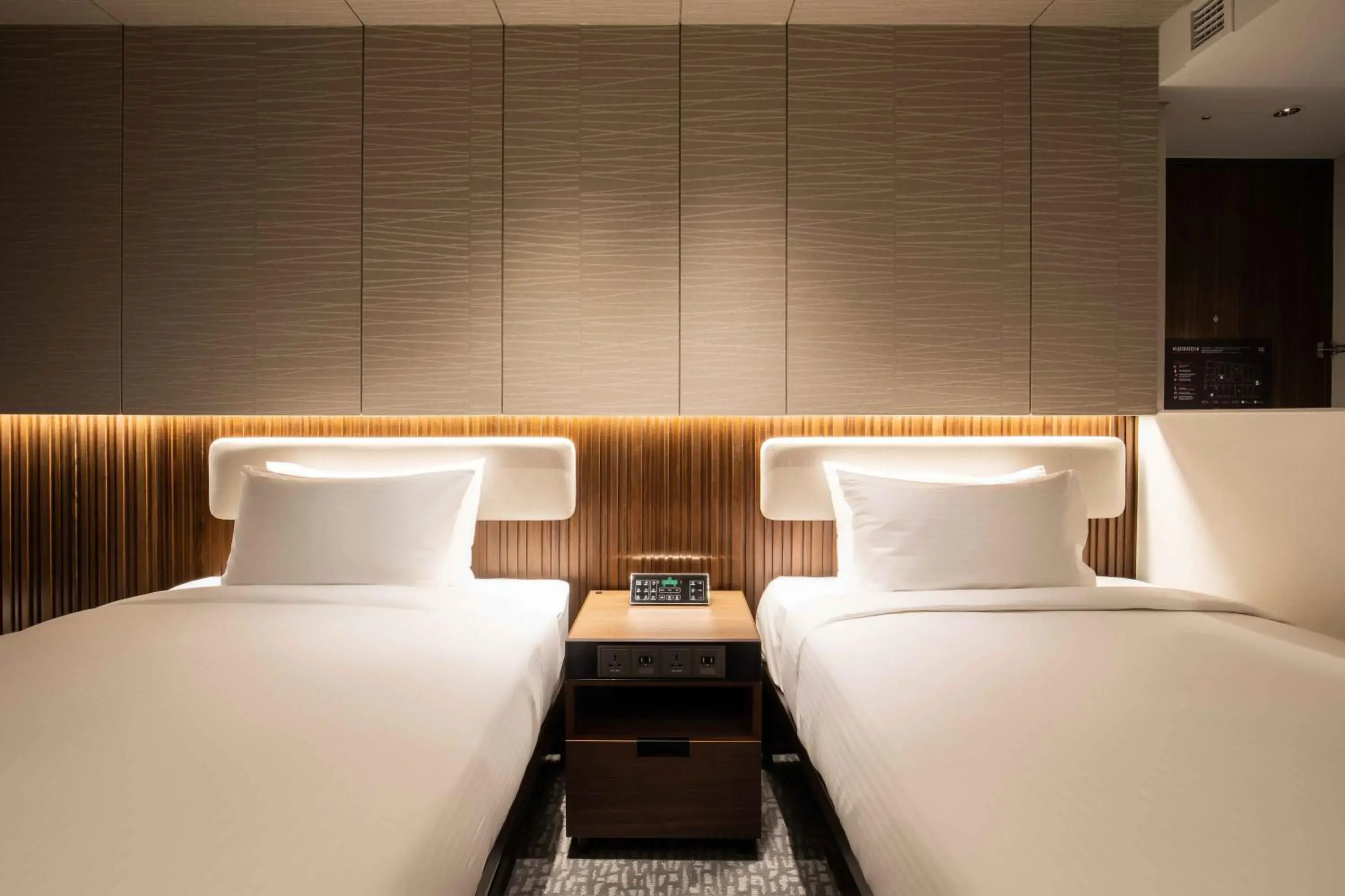 Corner Twin Room in Sotetsu Fresa Inn Seoul Myeong-dong Corner Twin Room in Sotetsu Fresa Inn Seoul Myeong-dong