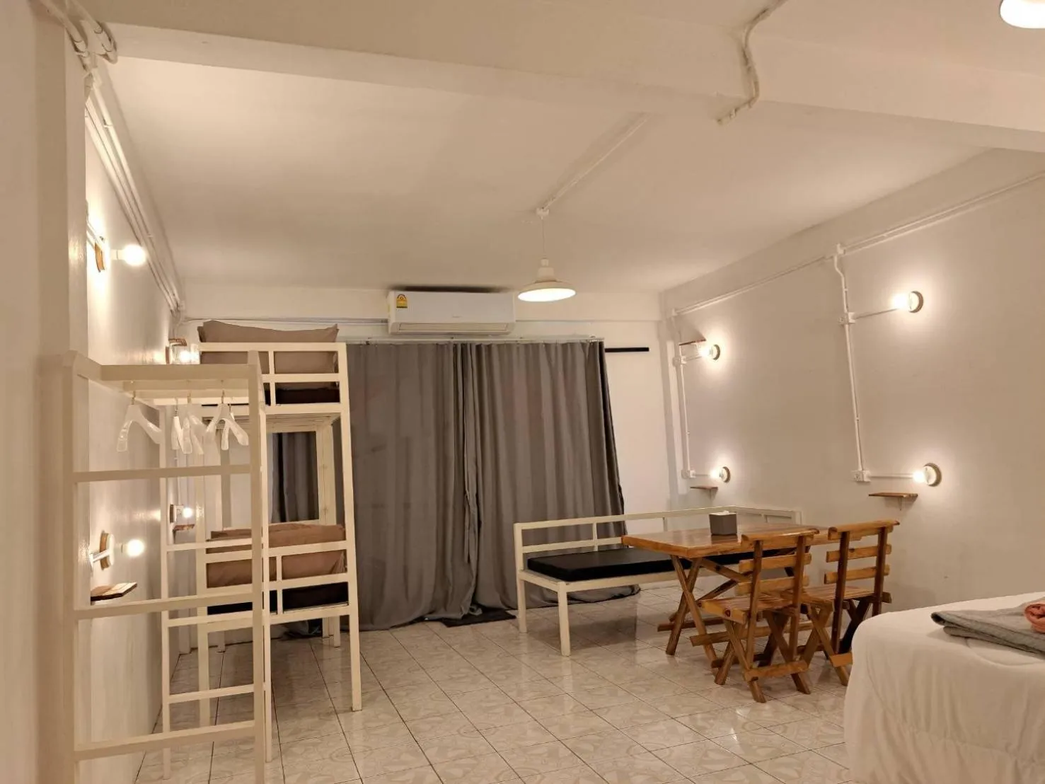 Bed in 8 SLEEPER STREET Guesthouse