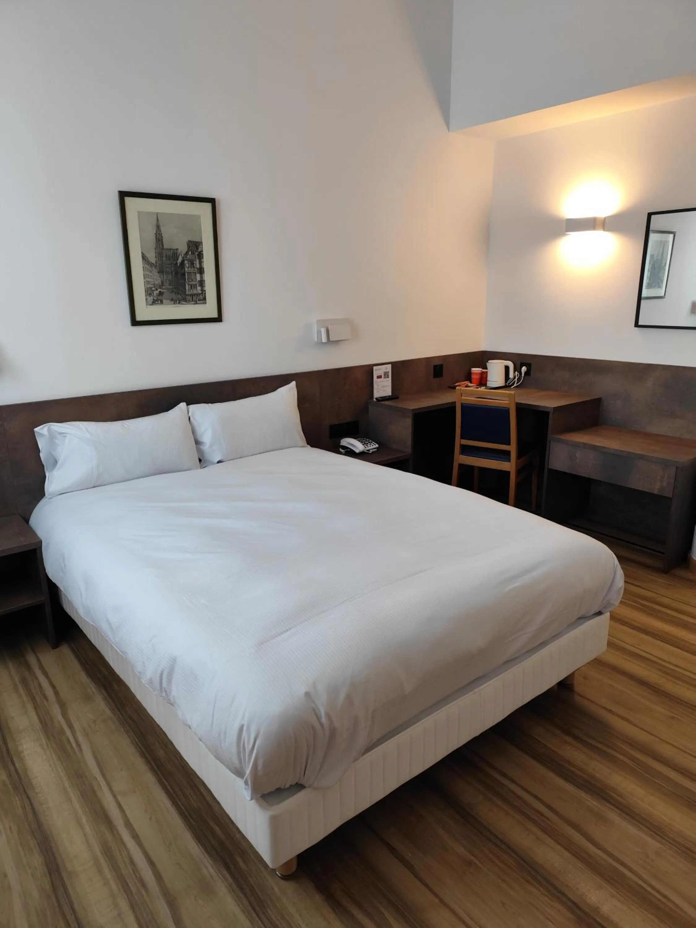 Bedroom, Bed in Hotel Strasbourg - Montagne Verte & Restaurant Louisiane