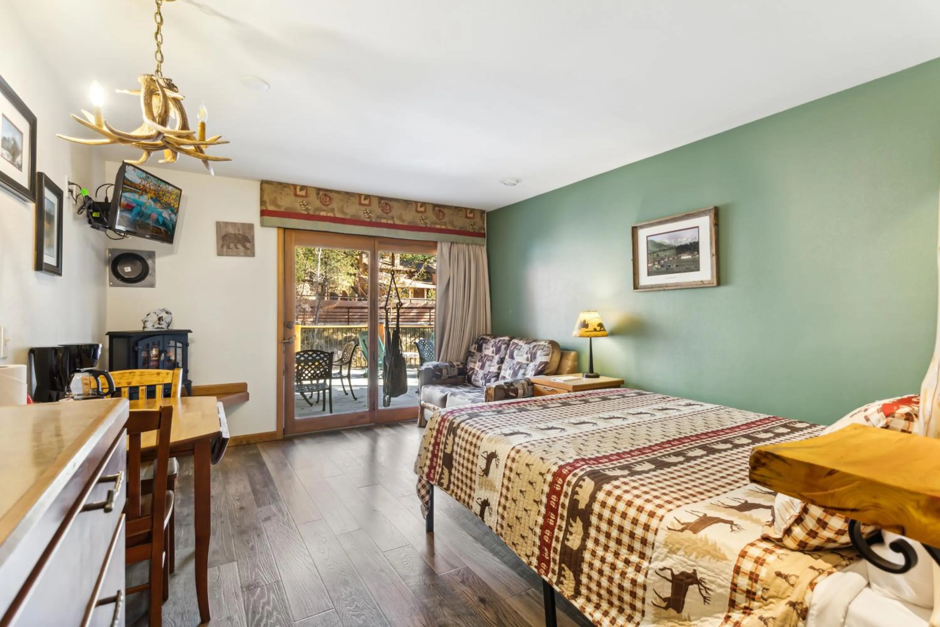 Bedroom, Bed in Ponderosa Lodge