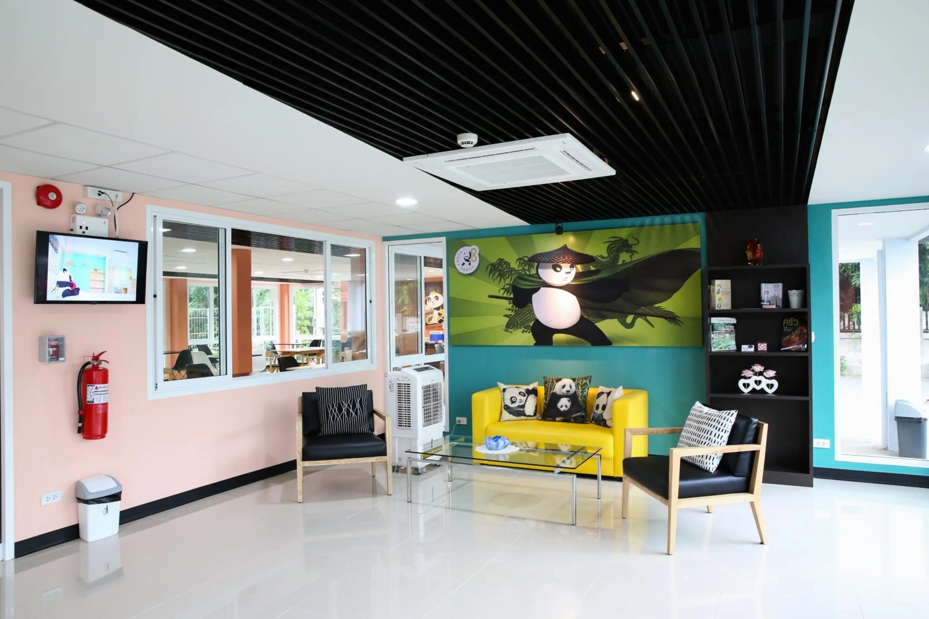 Communal lounge/ TV room in Lucky panda Hotel
