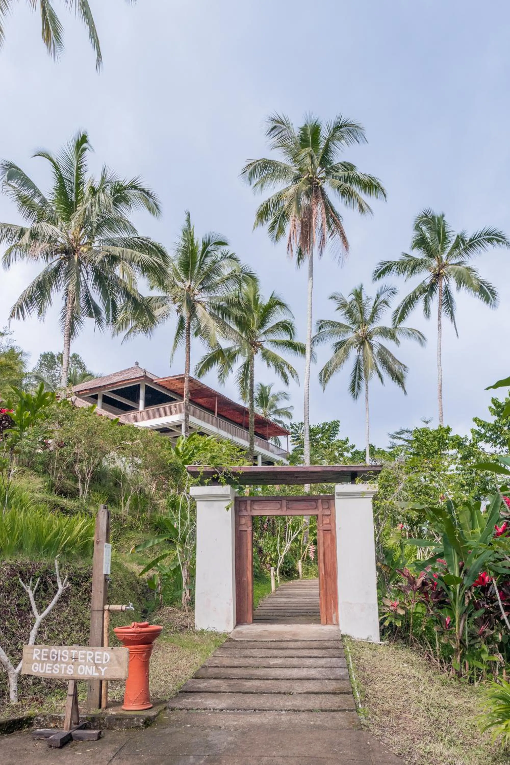 Facade/entrance in Galalima Glamping by AGATA