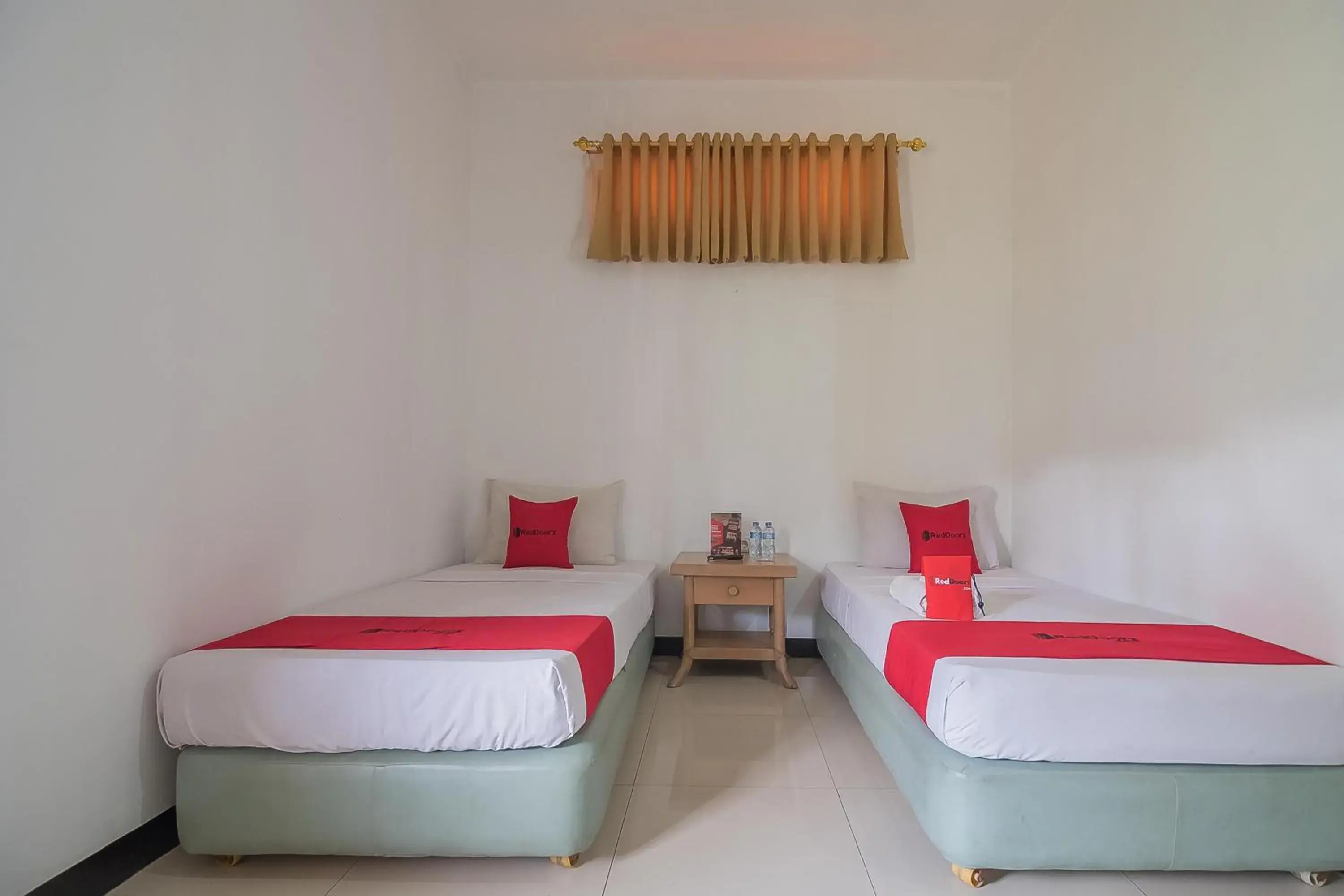 Standard Twin Room in RedDoorz @ Maribaya Street 2 Standard Twin Room in RedDoorz @ Maribaya Street 2