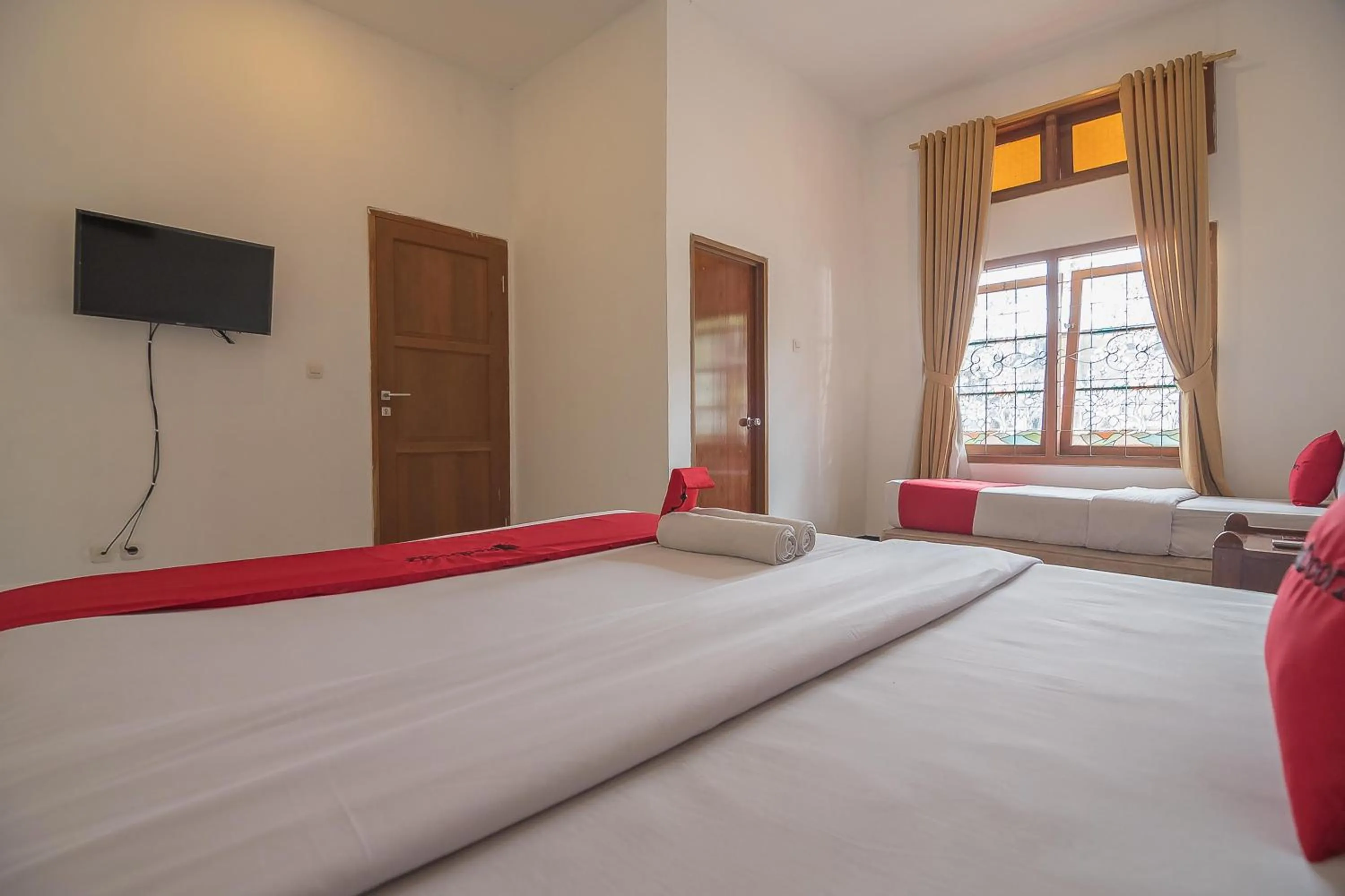 Bedroom, Bed in RedDoorz @ Maribaya Street 2