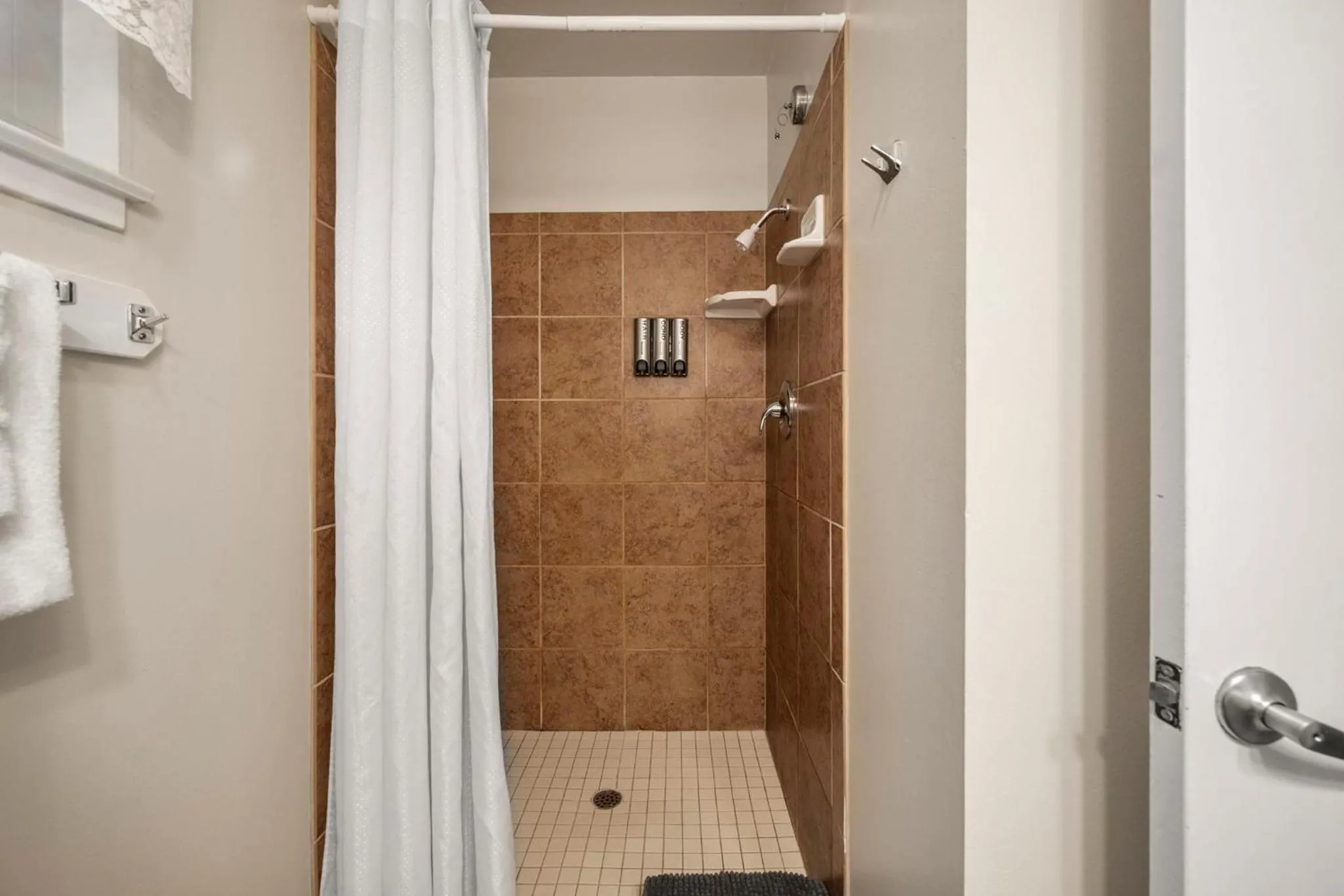 Shower in Arnold Meadowmont Lodge