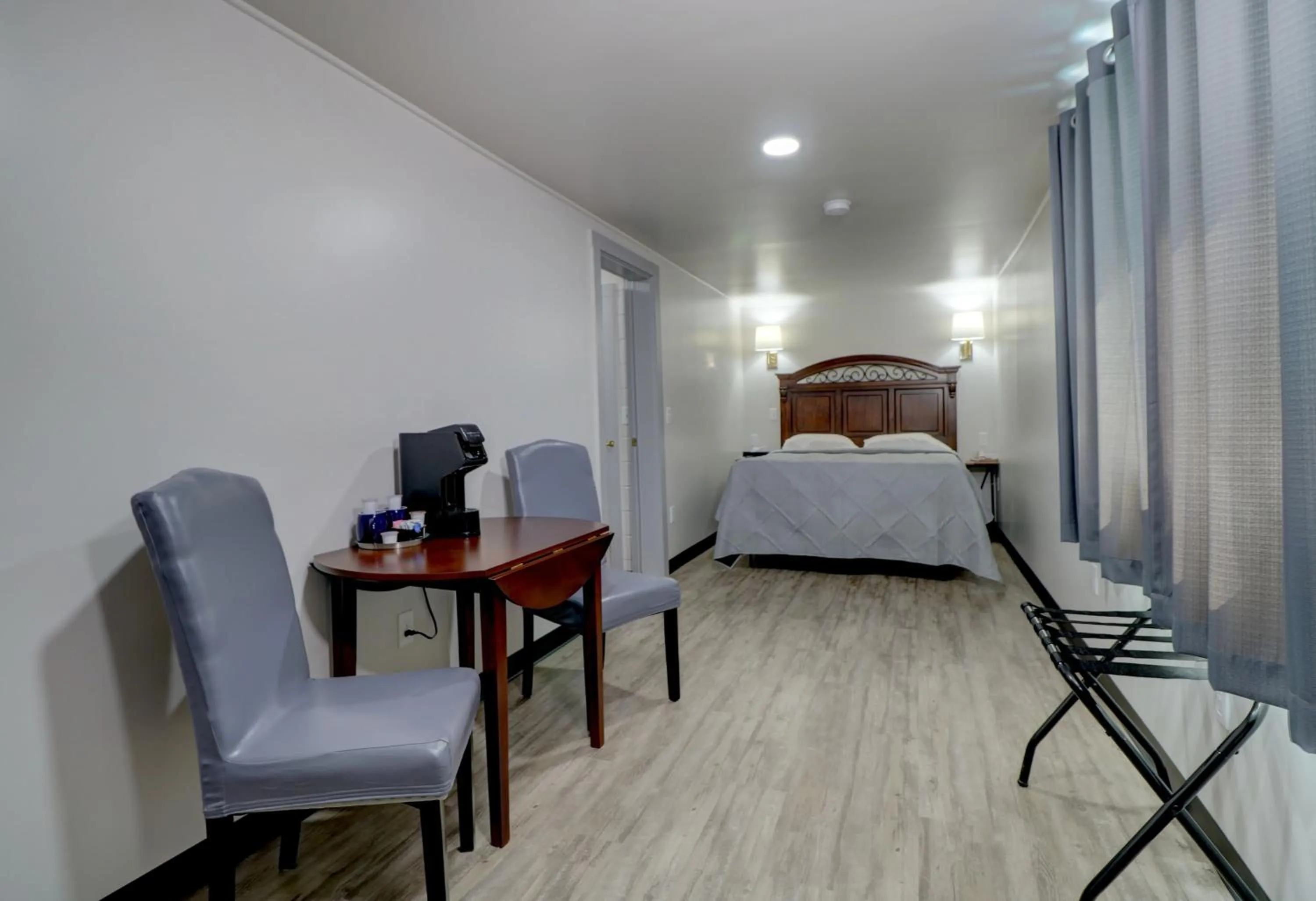 Bedroom, Bed in Canaan Motel