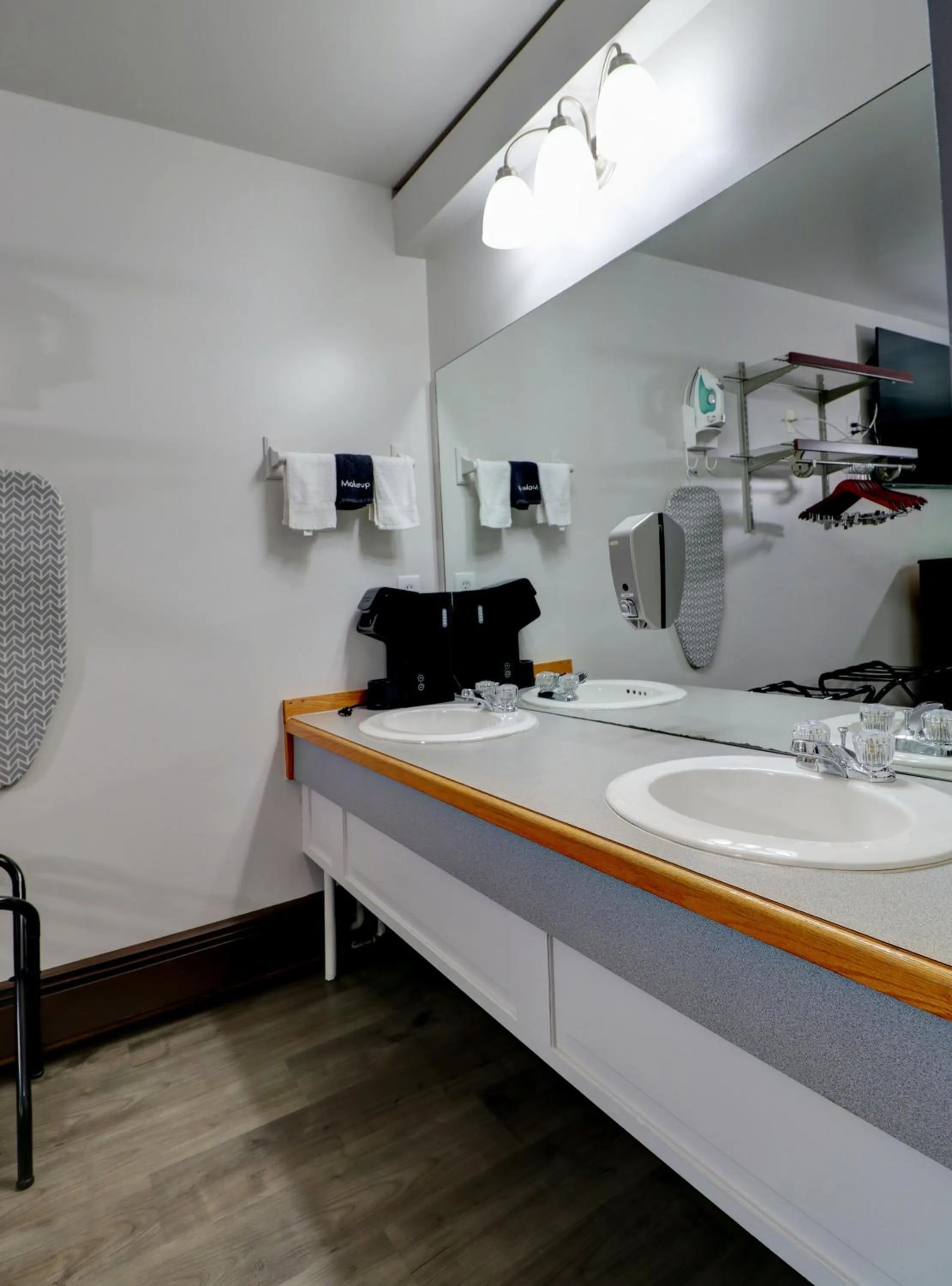 Bathroom in Canaan Motel