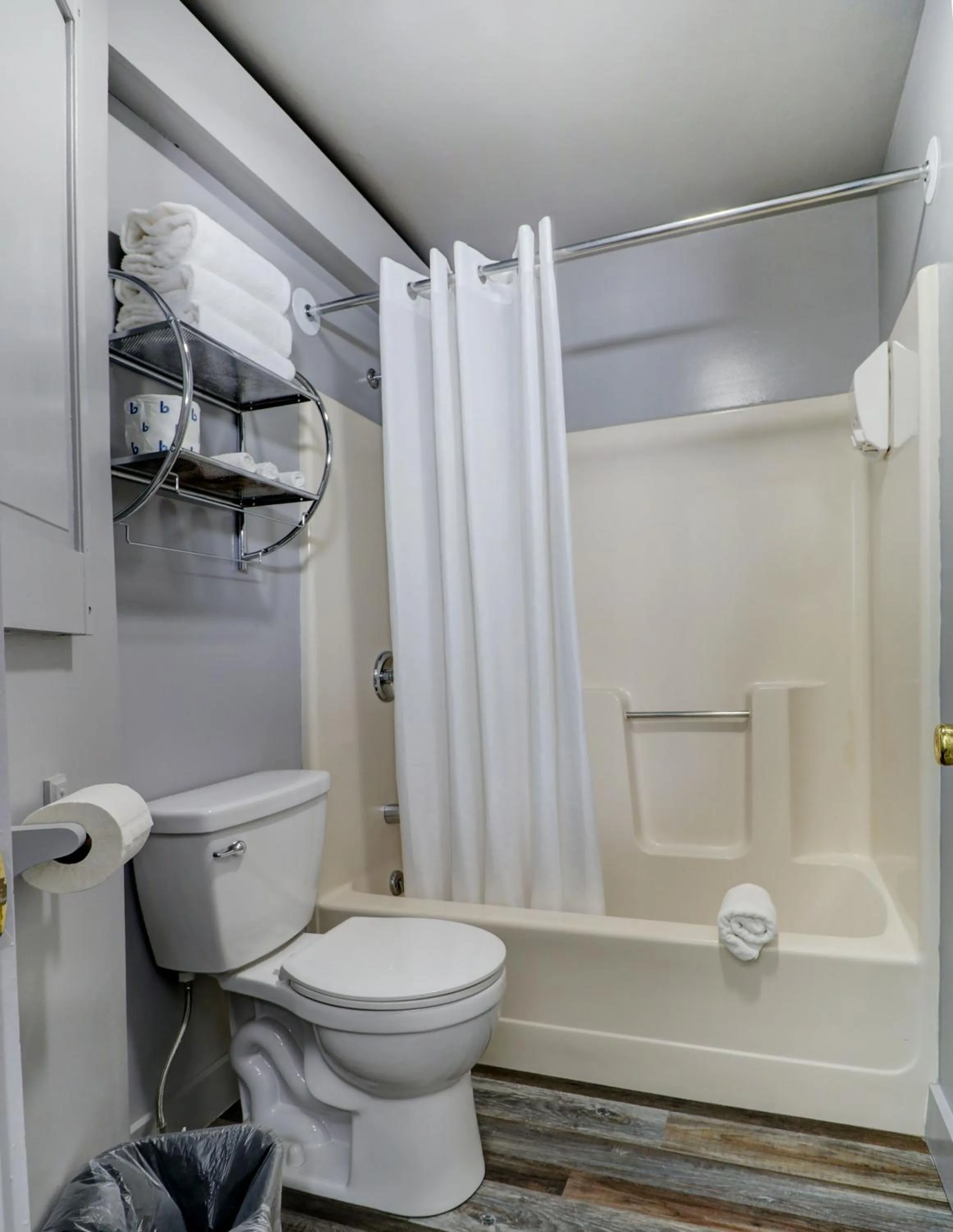 Bathroom in Canaan Motel