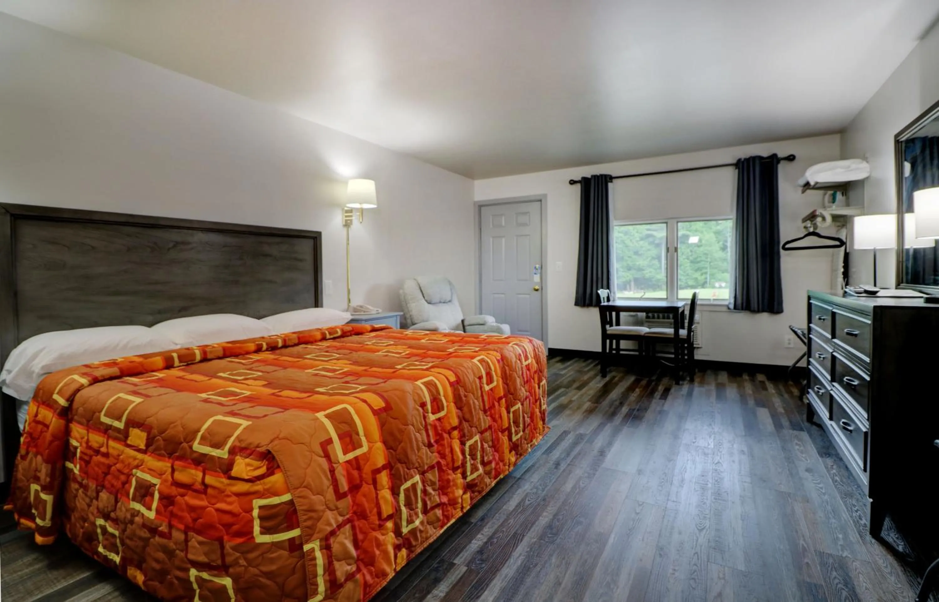 Kitchen or kitchenette, Bed in Canaan Motel