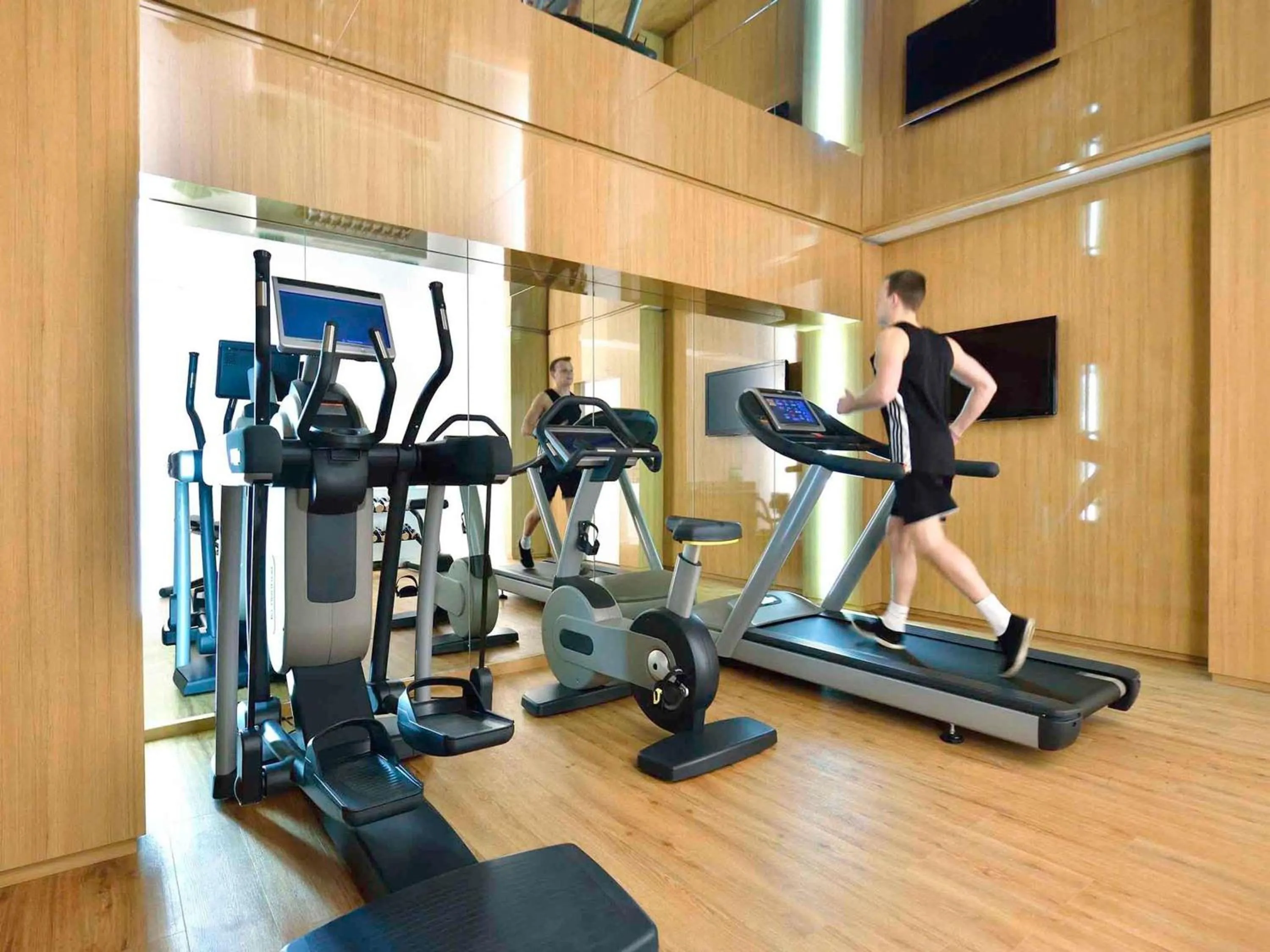 Fitness centre/facilities in l'Echiquier Opéra Hotel Paris - MGallery Collection
