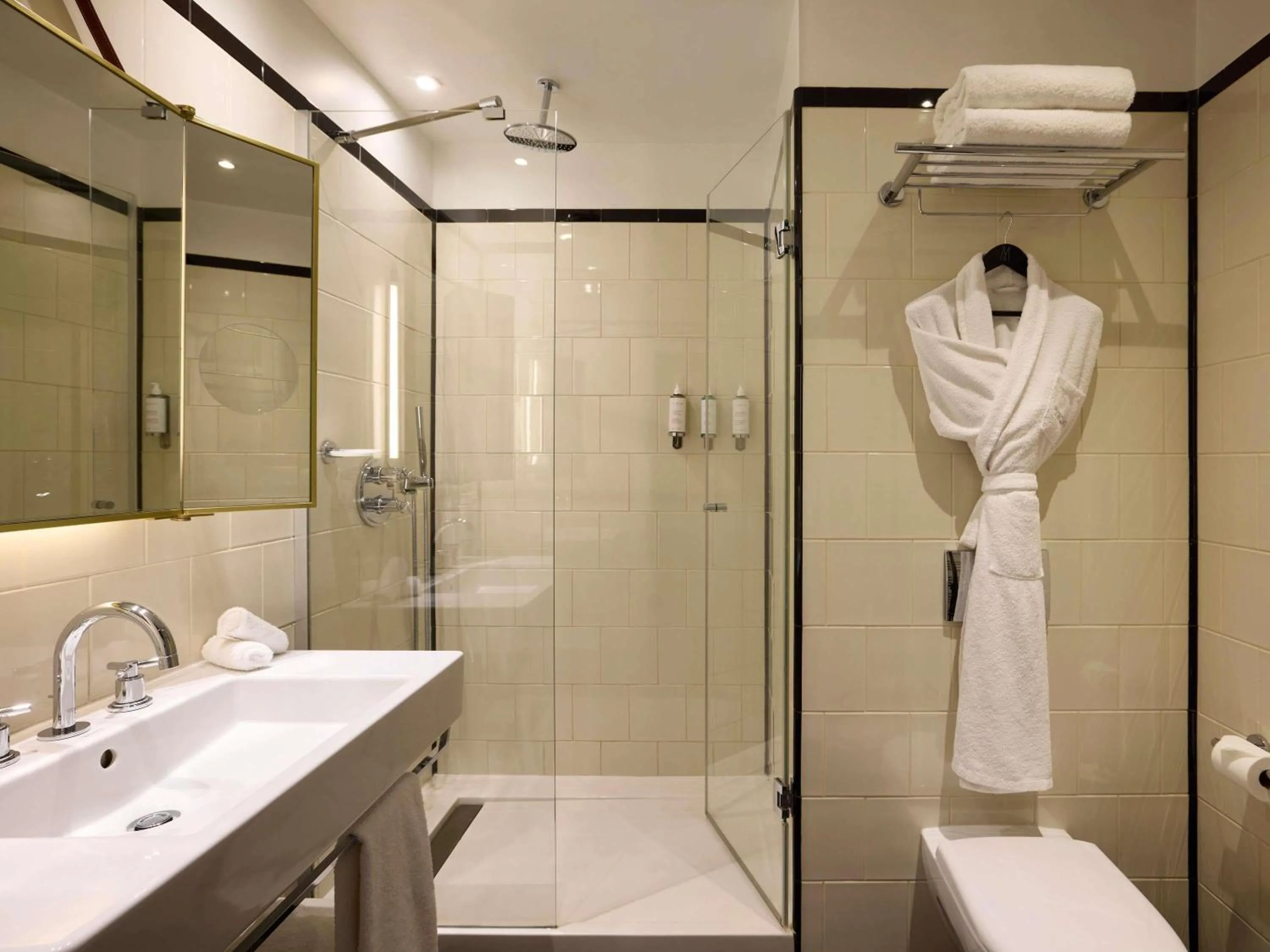 Bedroom in l'Echiquier Opéra Hotel Paris - MGallery Collection