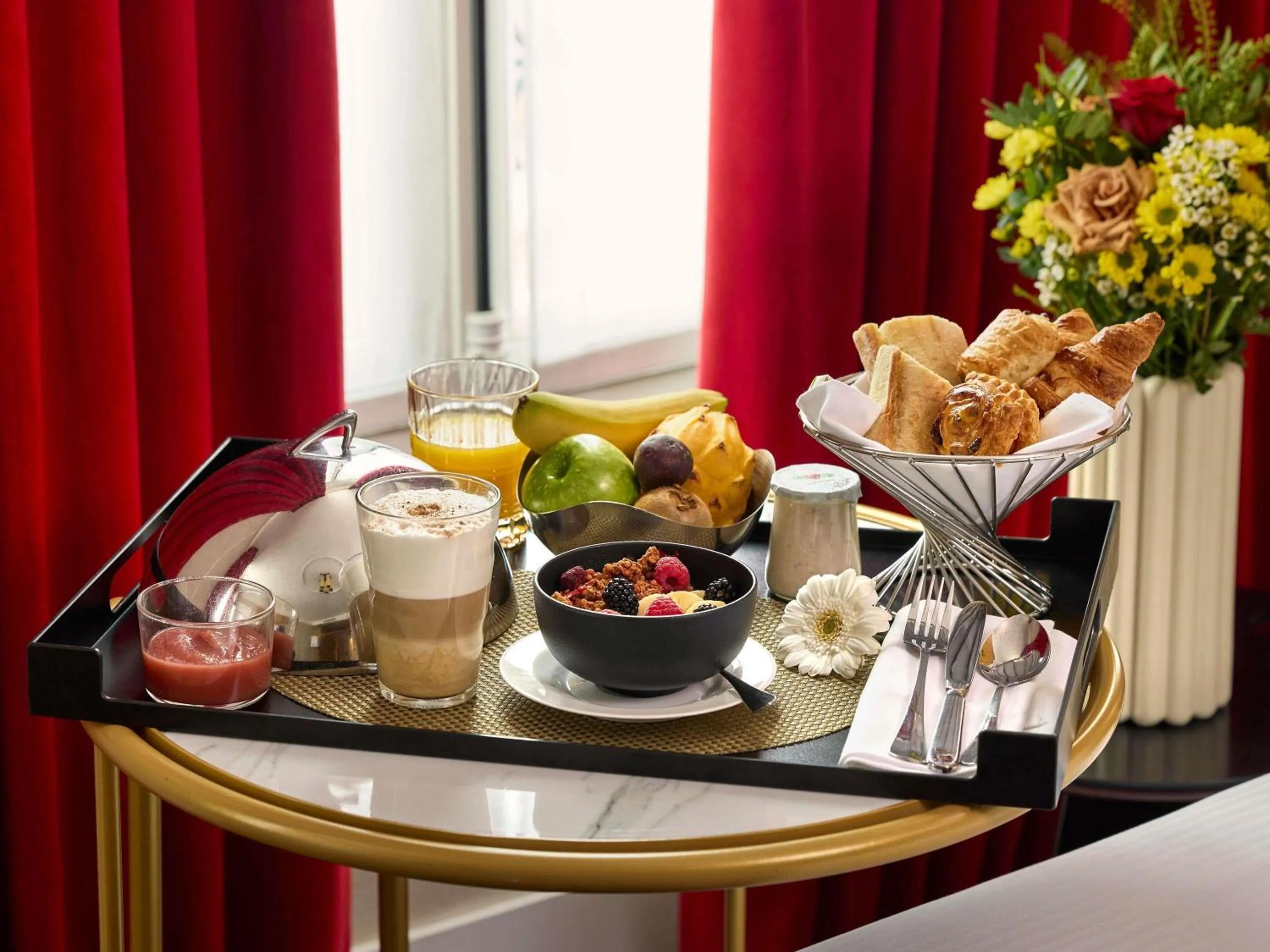 Bedroom in l'Echiquier Opéra Hotel Paris - MGallery Collection