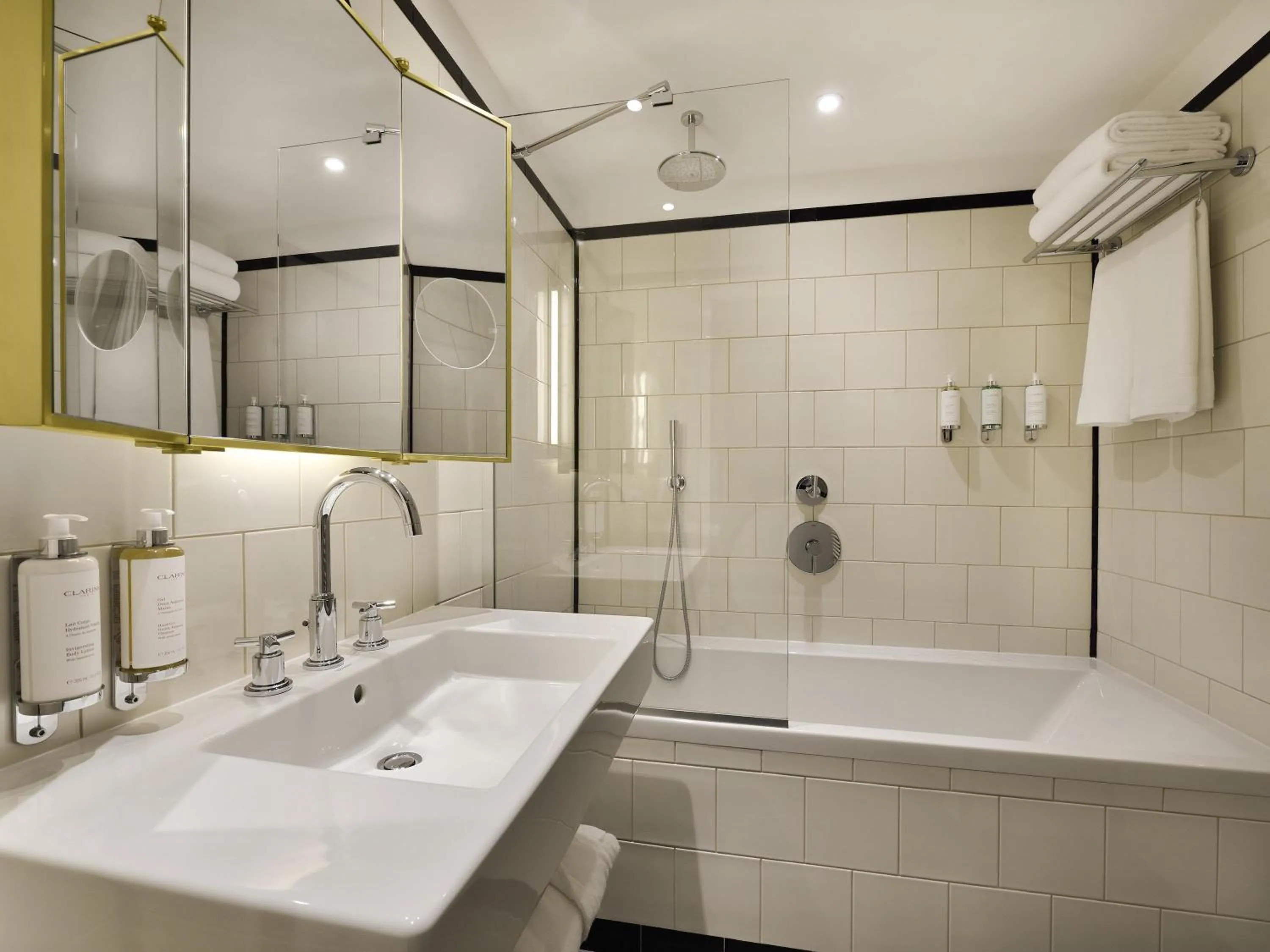 Bedroom in l'Echiquier Opéra Hotel Paris - MGallery Collection