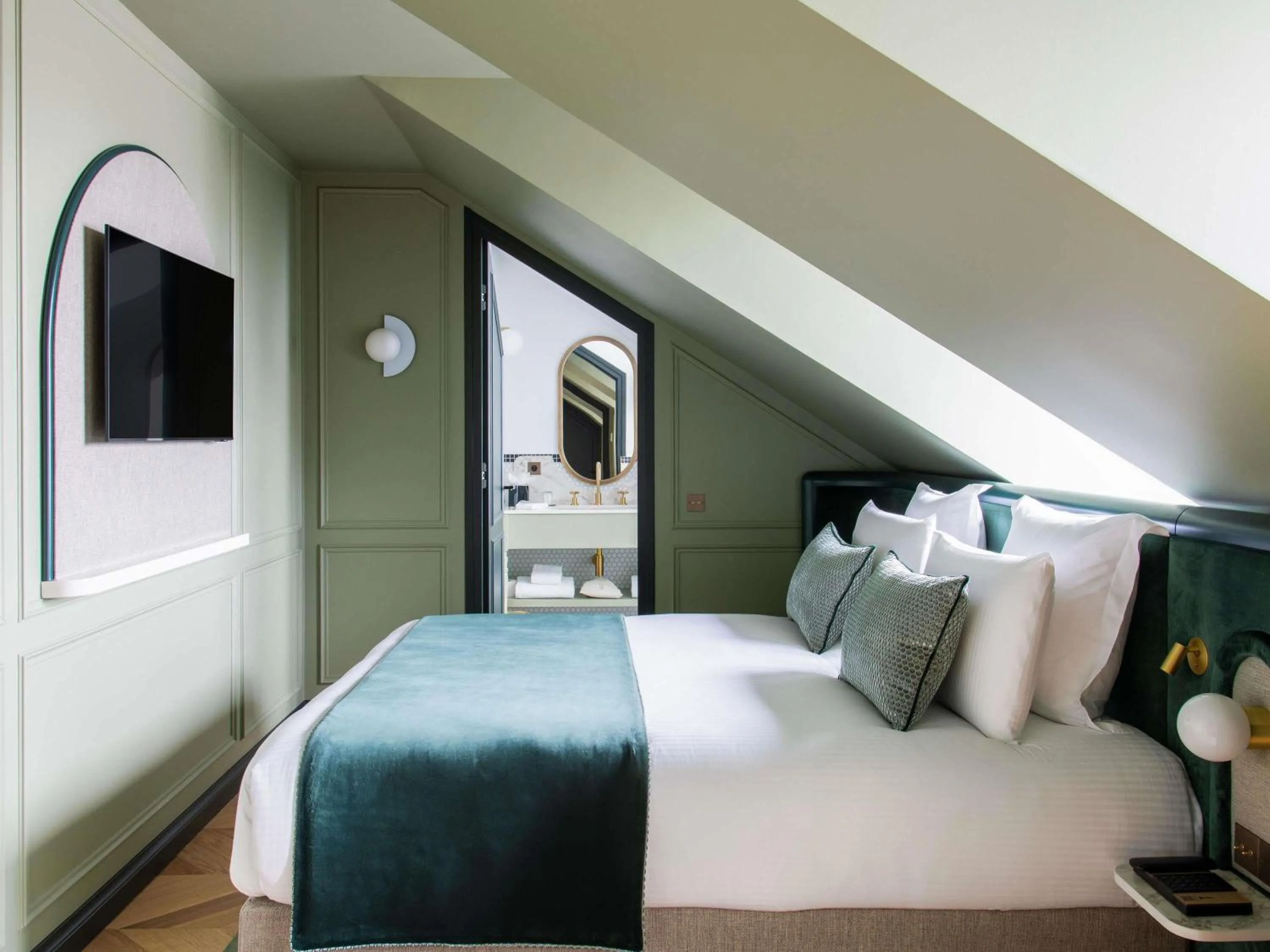 Bedroom, Bed in l'Echiquier Opéra Hotel Paris - MGallery Collection