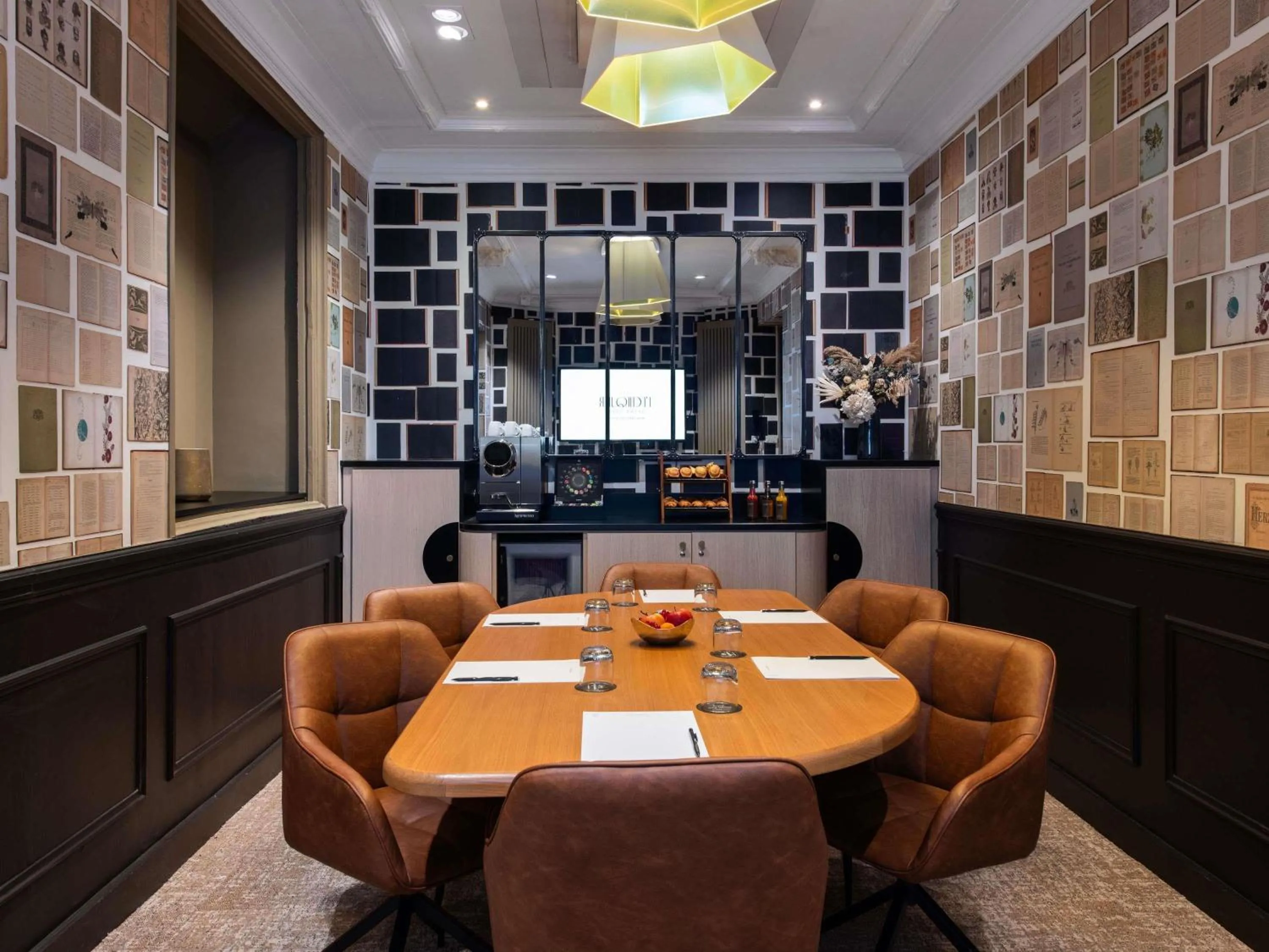 Meeting/conference room in l'Echiquier Opéra Hotel Paris - MGallery Collection