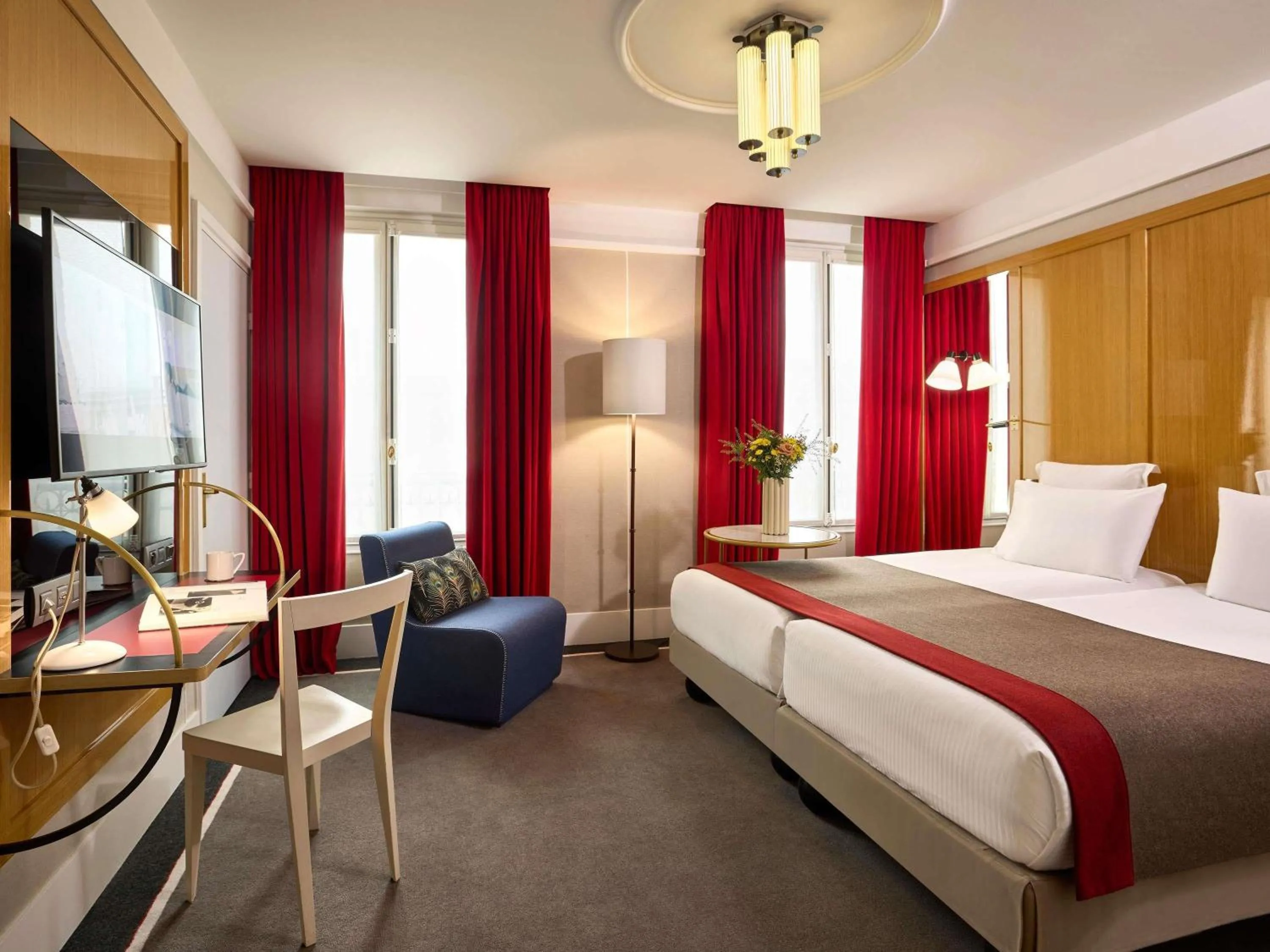 Property building, Bed in l'Echiquier Opéra Hotel Paris - MGallery Collection