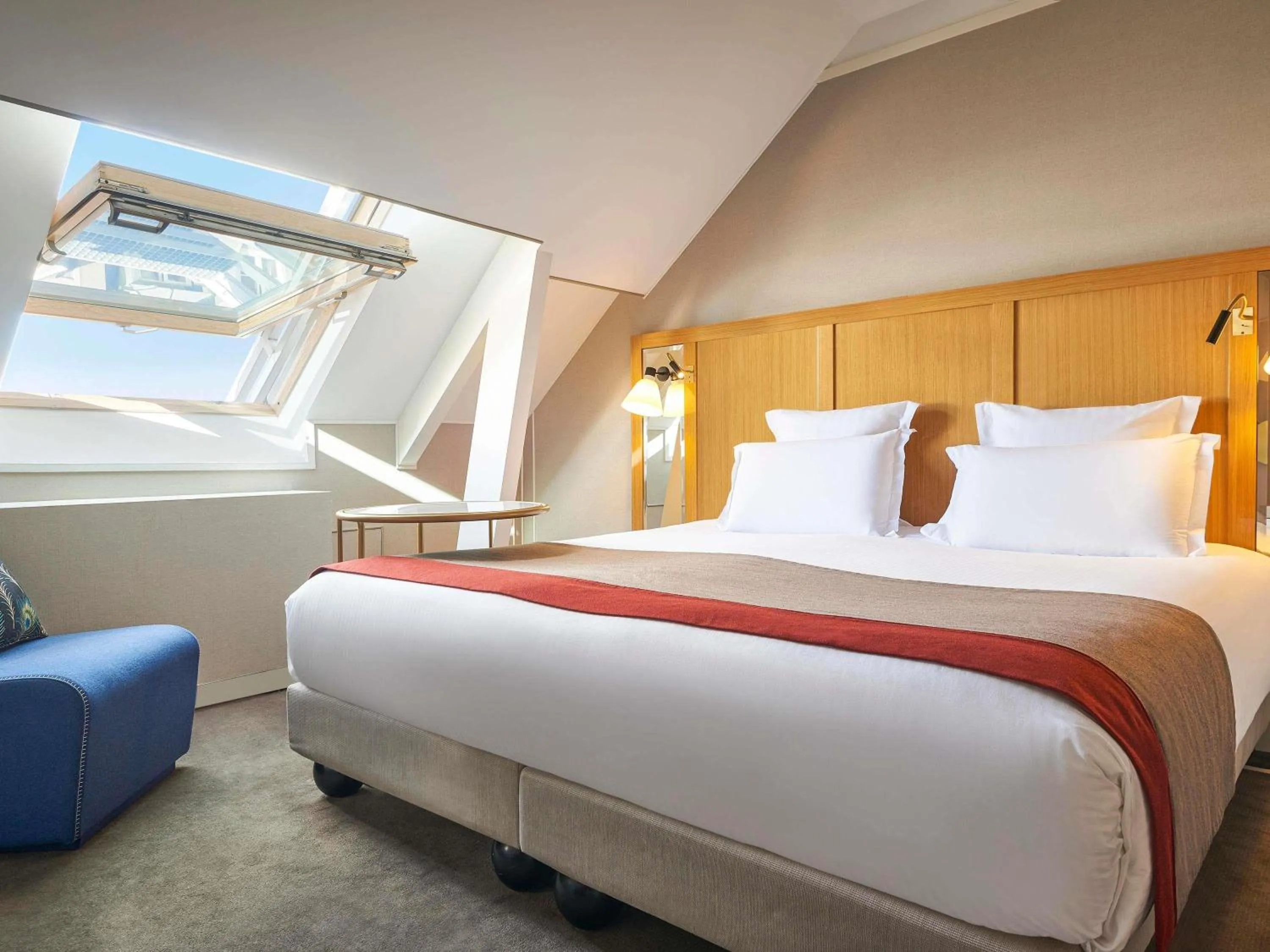 Bedroom, Bed in l'Echiquier Opéra Hotel Paris - MGallery Collection