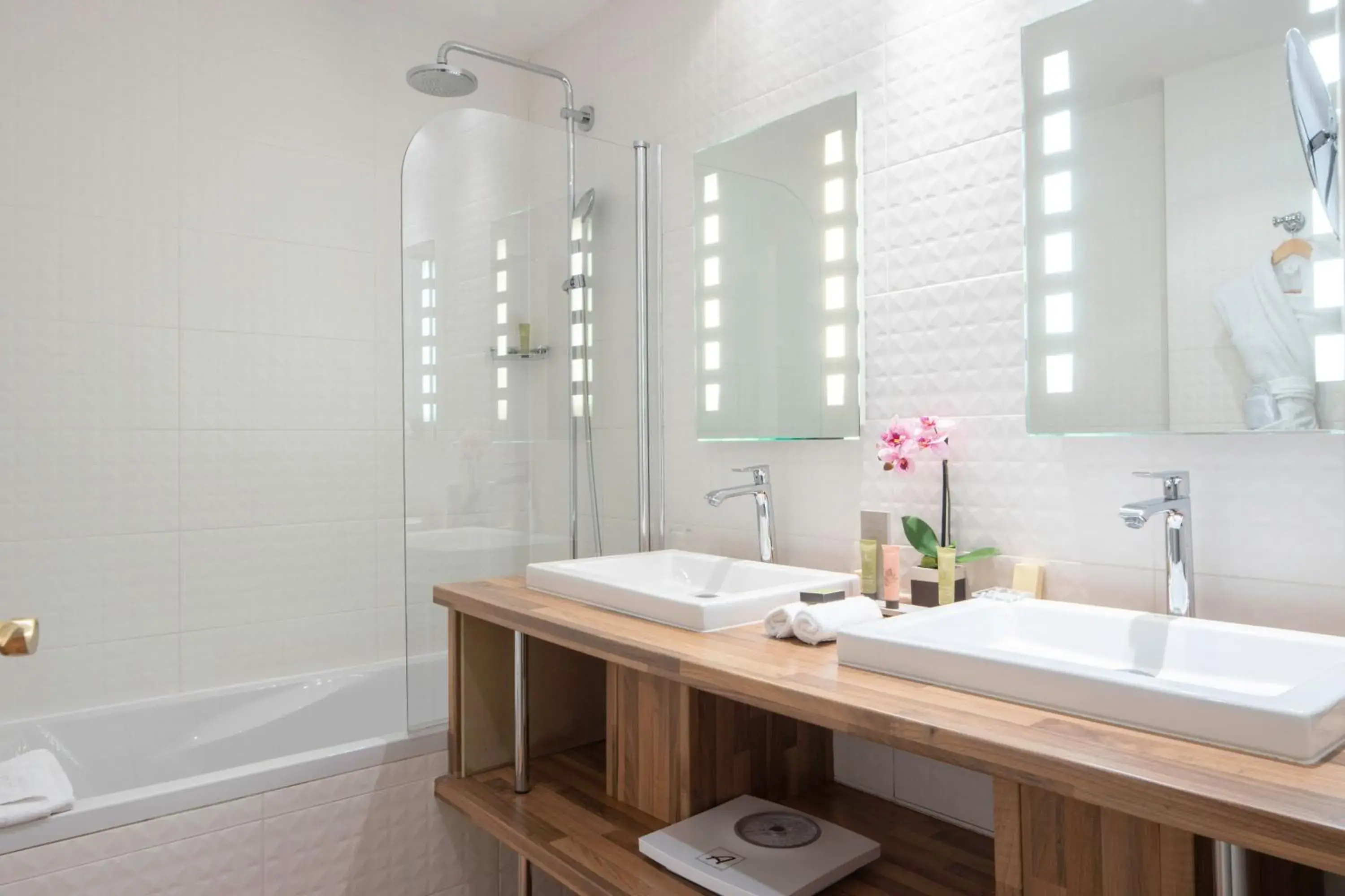 Family Room - 2 Bedrooms in Bradford Elysées - Astotel Family Room - 2 Bedrooms in Bradford Elysées - Astotel