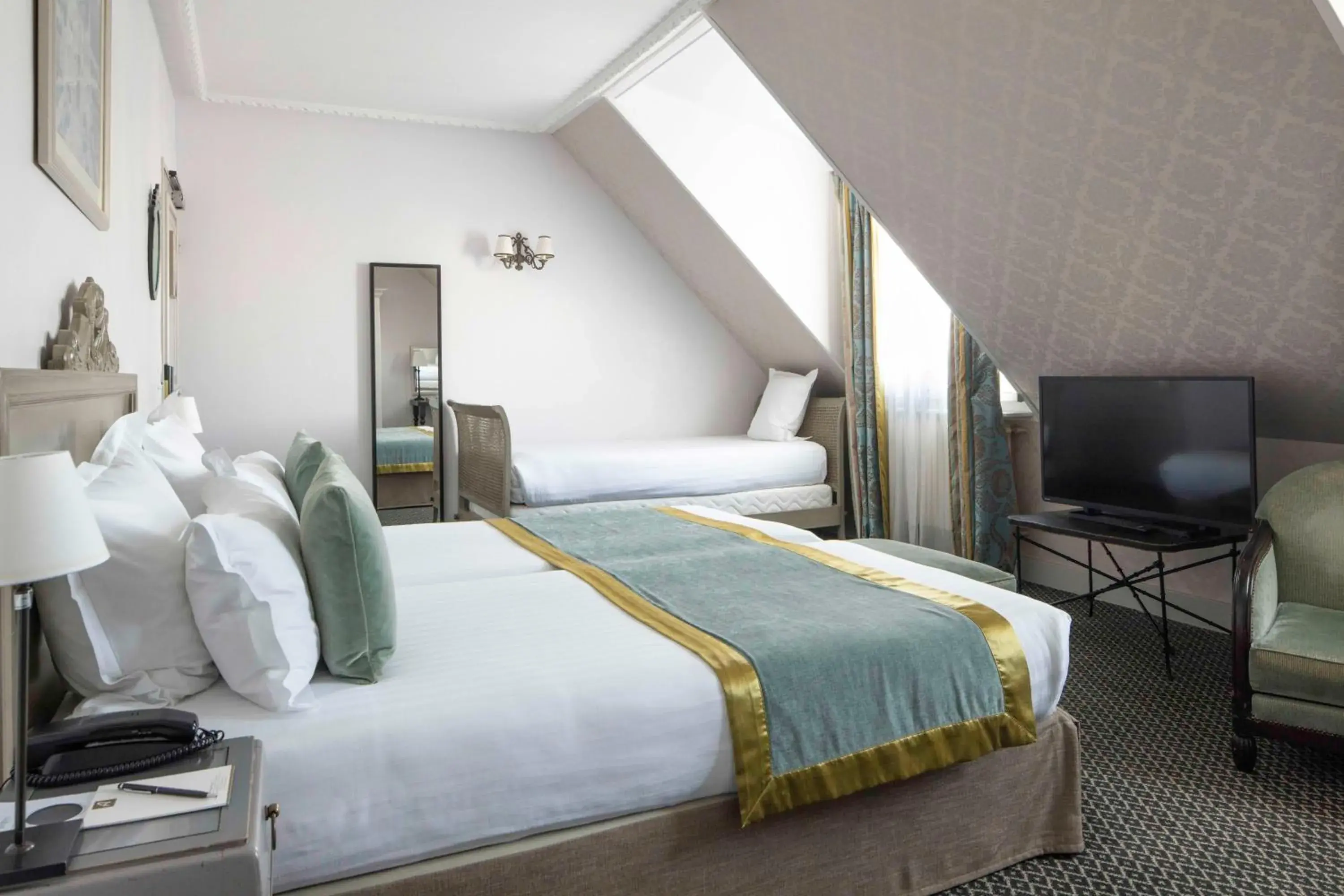 Triple Room in Bradford Elysées - Astotel Triple Room in Bradford Elysées - Astotel