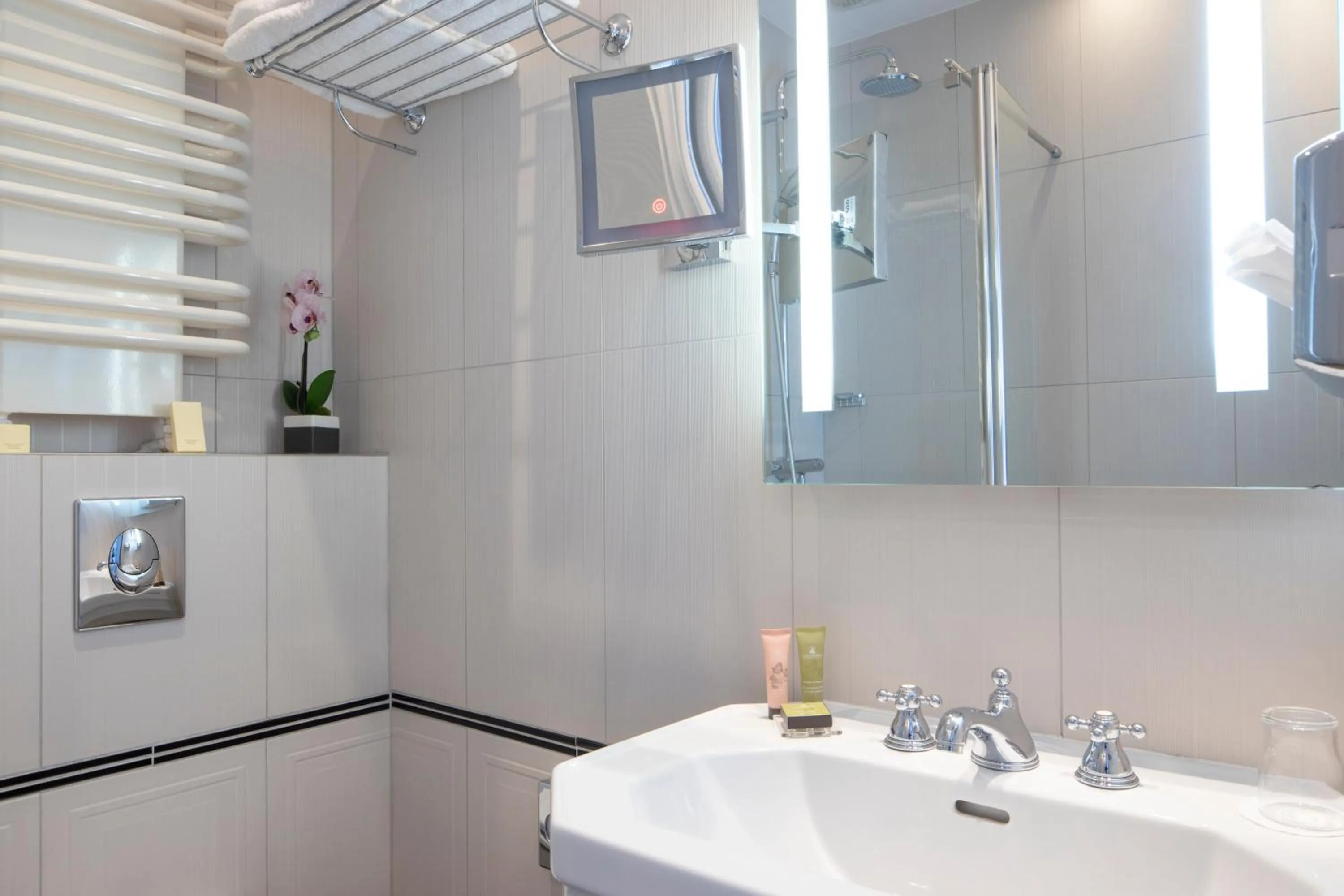 Bathroom in Bradford Elysées - Astotel