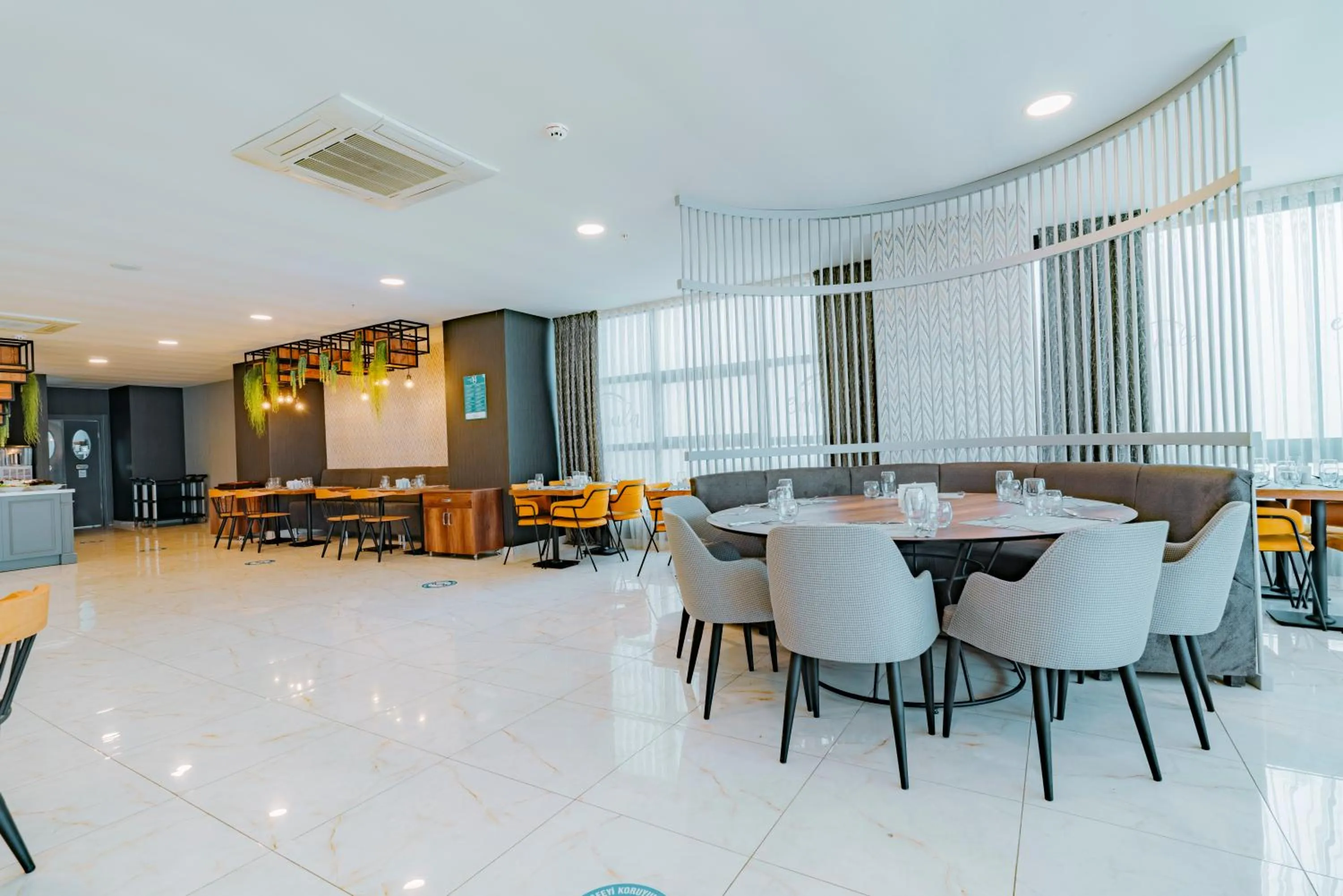 Restaurant/places to eat in Empula Hotel & Residences