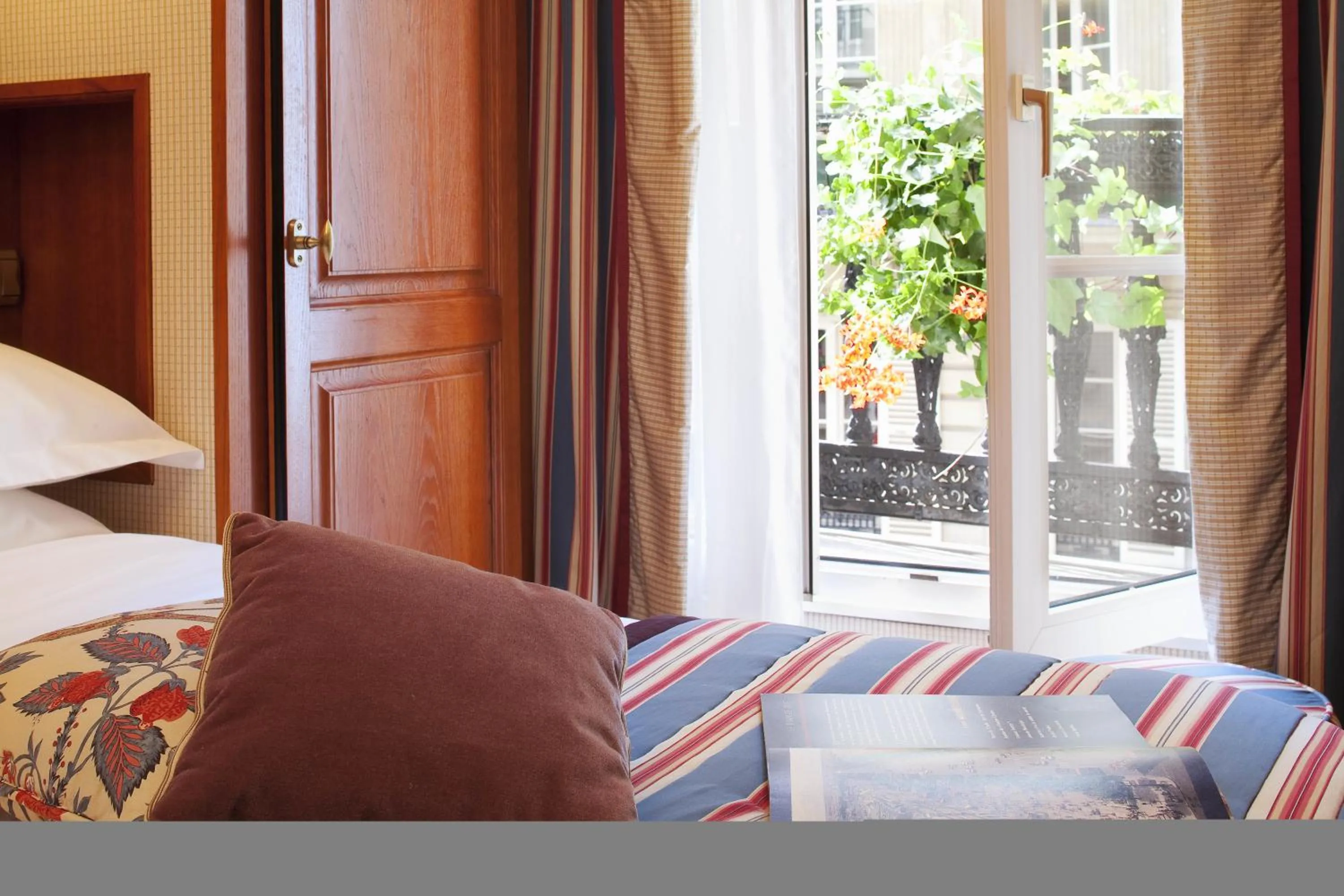 Photo of the whole room, Bed in Hôtel Horset Opéra, Best Western Premier Collection