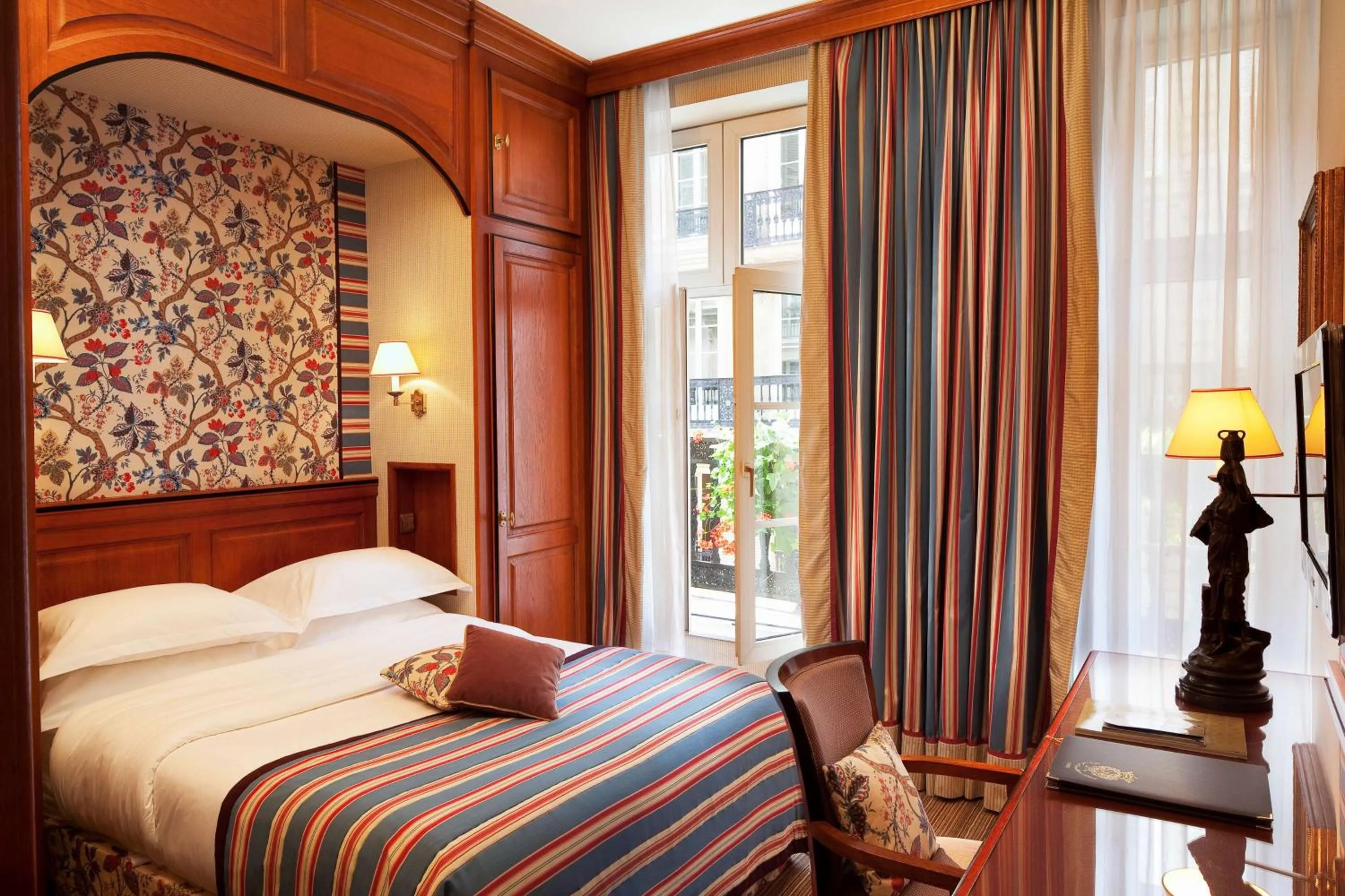 Photo of the whole room, Bed in Hôtel Horset Opéra, Best Western Premier Collection