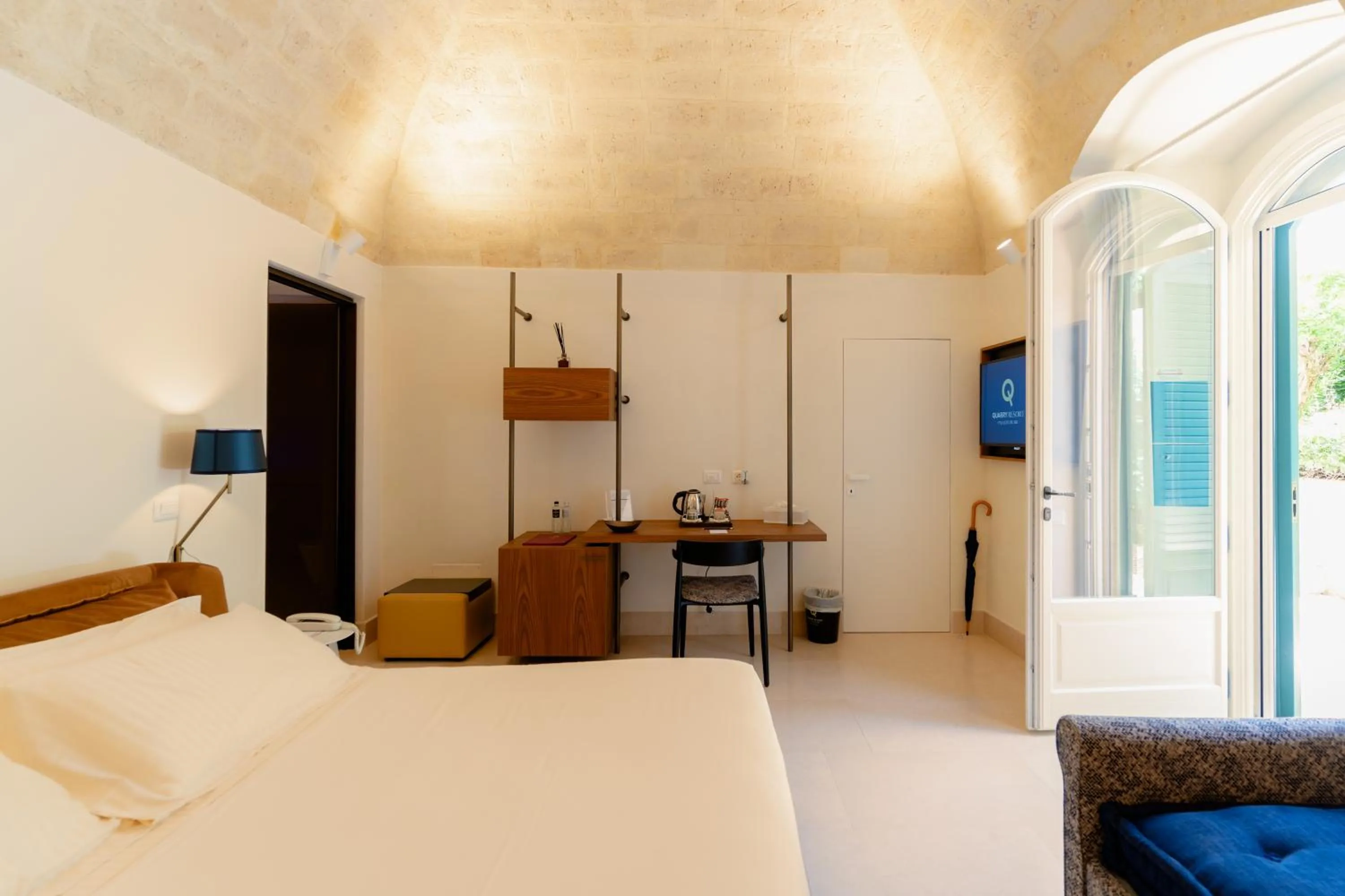 Photo of the whole room, Bed in BV Quarry Matera