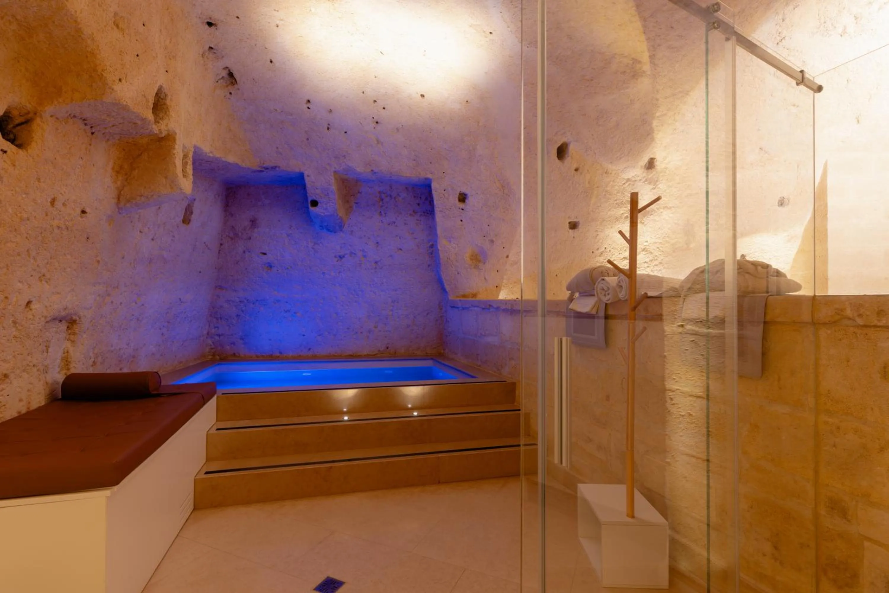 Shower in BV Quarry Matera