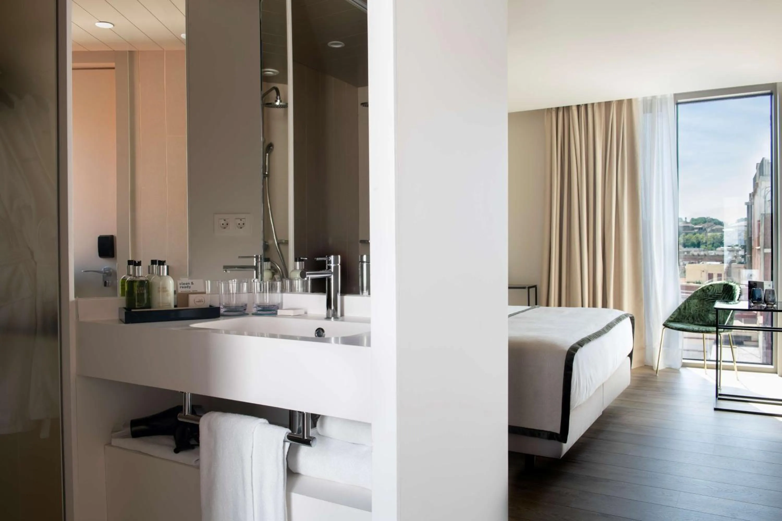 Bathroom, Bed in Occidental Barcelona 1929