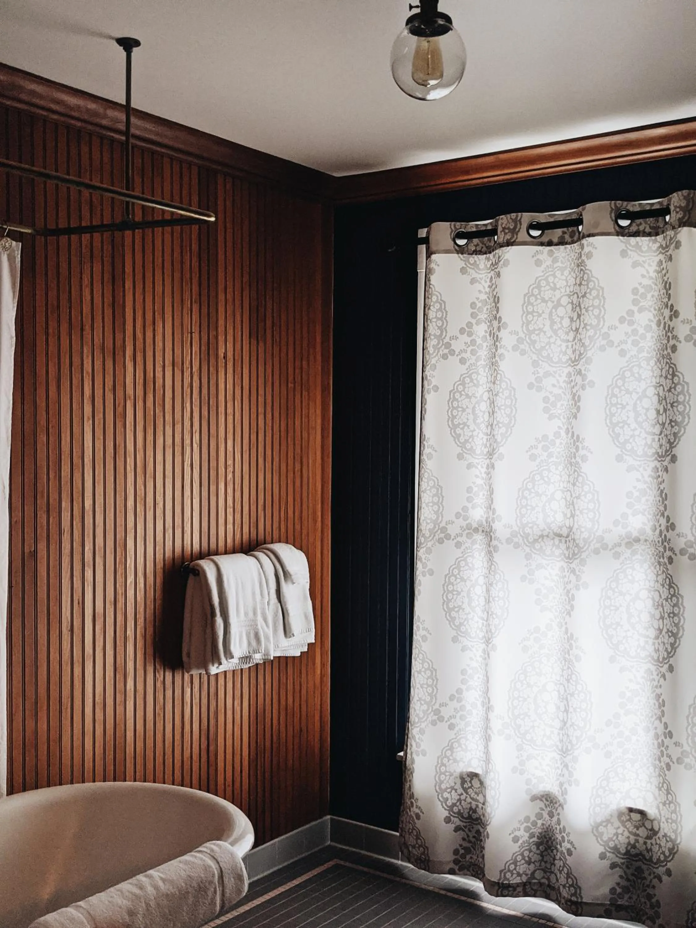 Bathroom, Bed in Shelburne Hotel