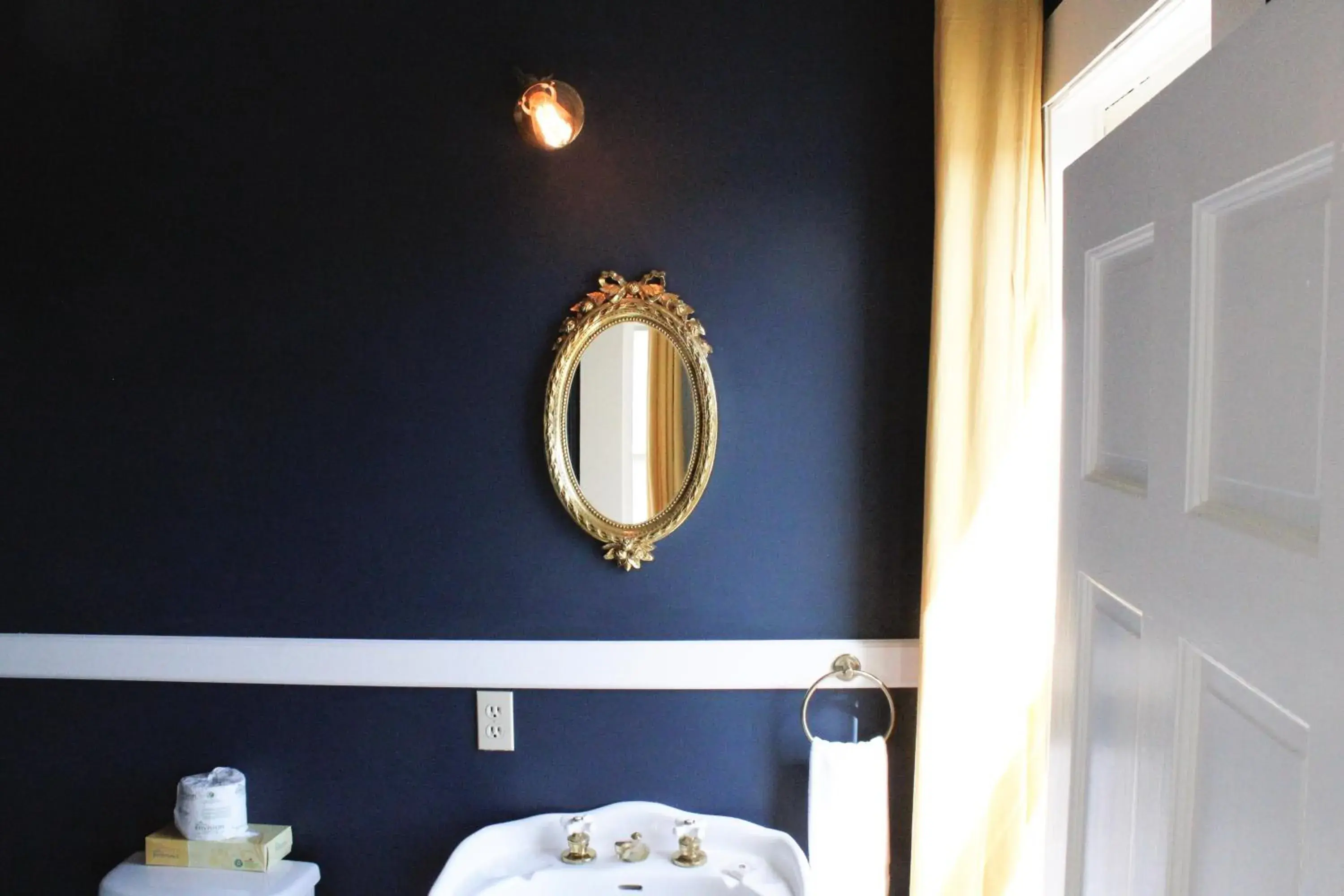 Deluxe Queen Room in Shelburne Hotel Deluxe Queen Room in Shelburne Hotel