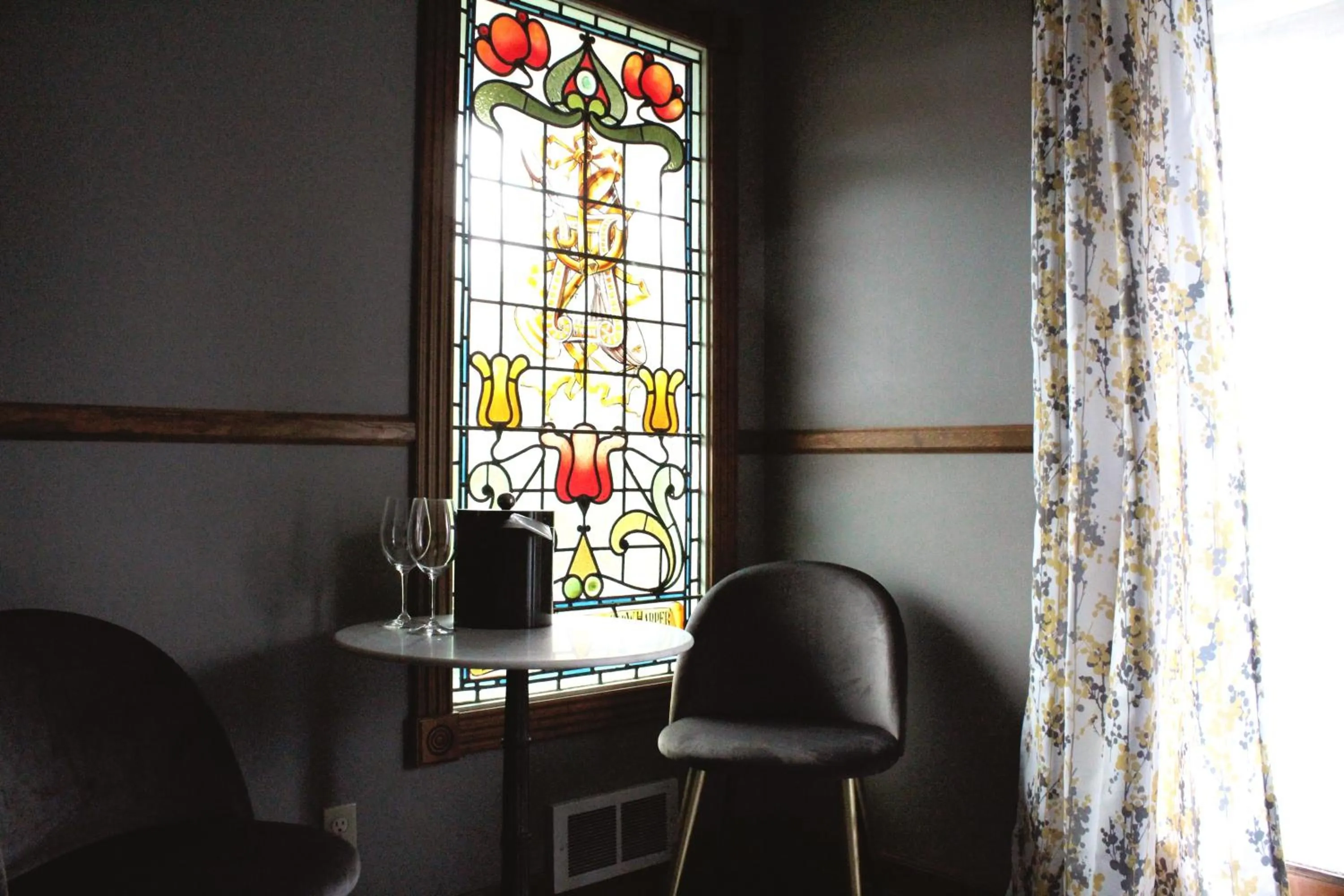 Seating area in Shelburne Hotel
