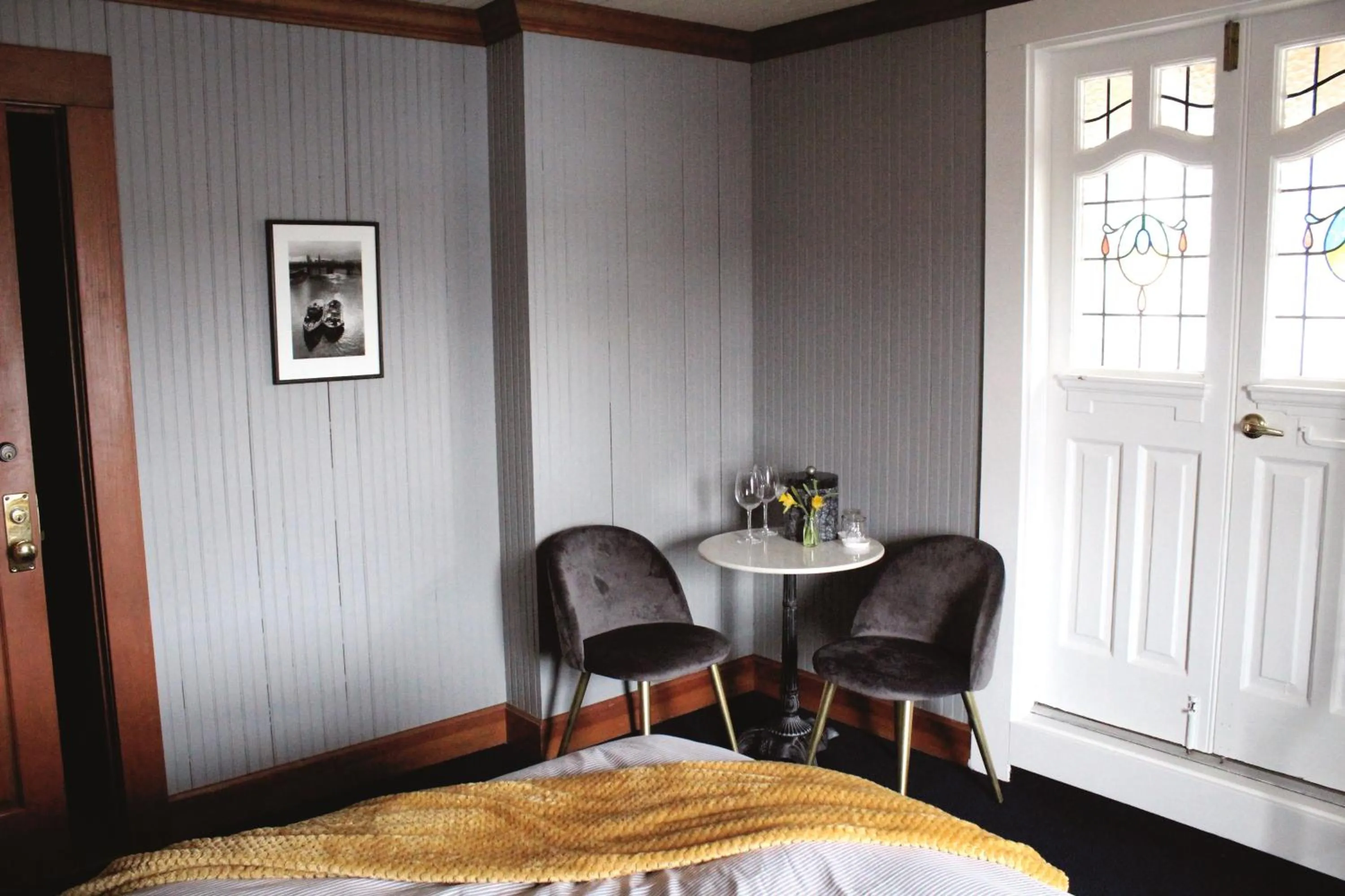 Seating area, Bed in Shelburne Hotel