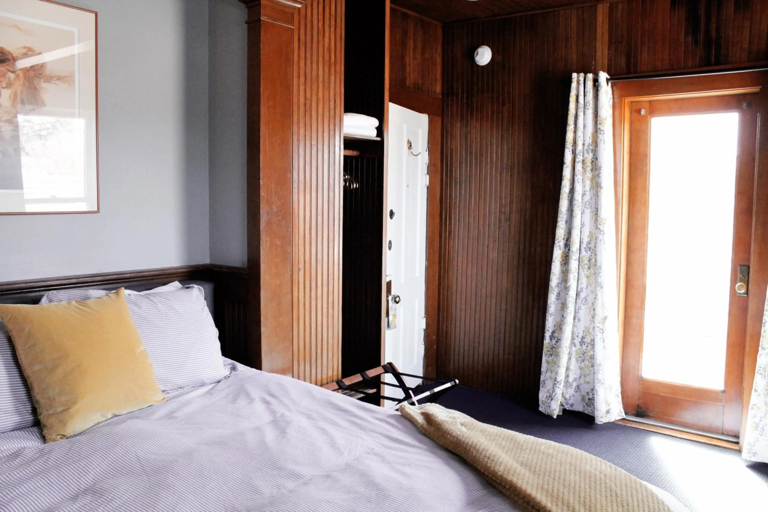 Bedroom, Bed in Shelburne Hotel