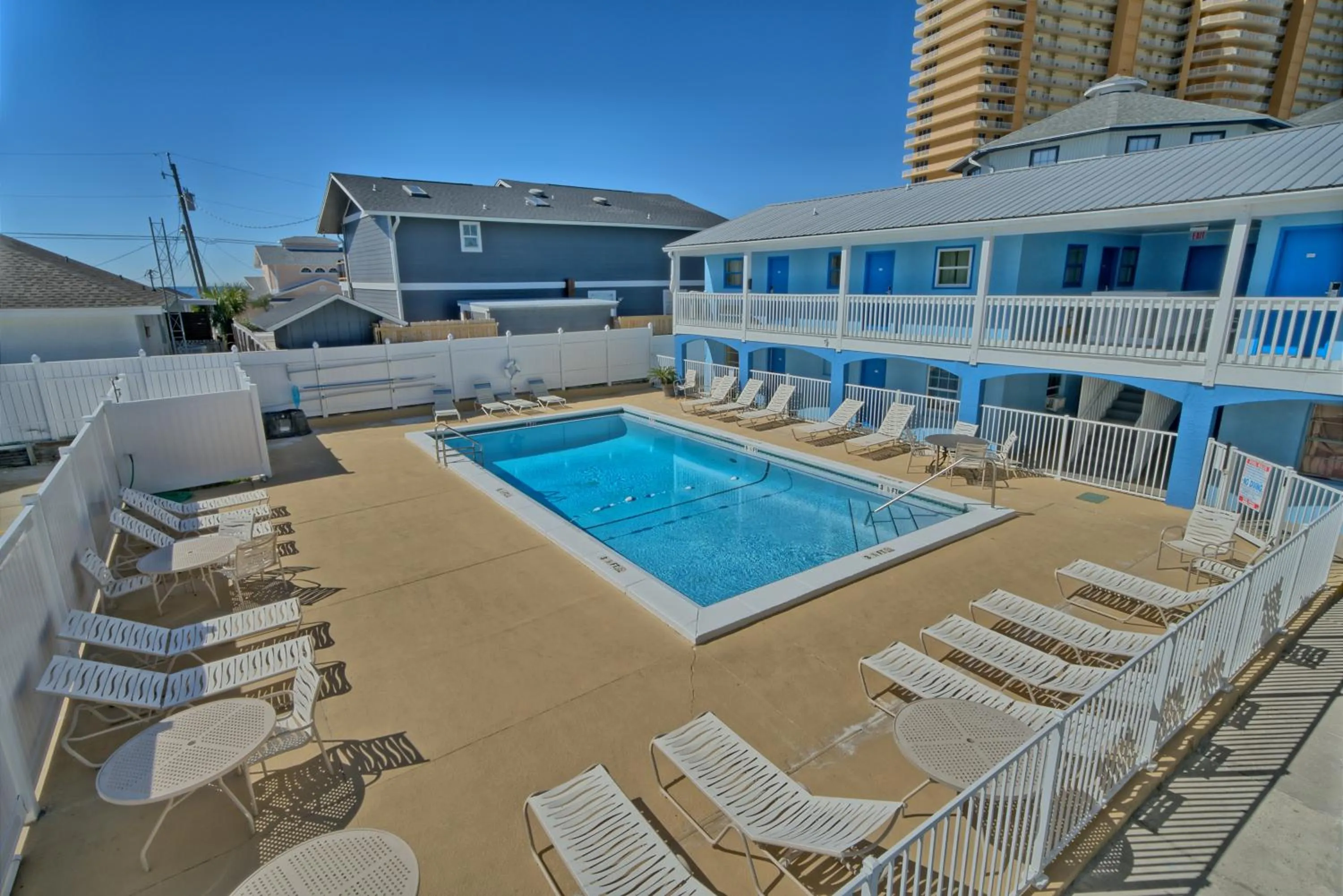 Swimming pool in Aqua View Motel